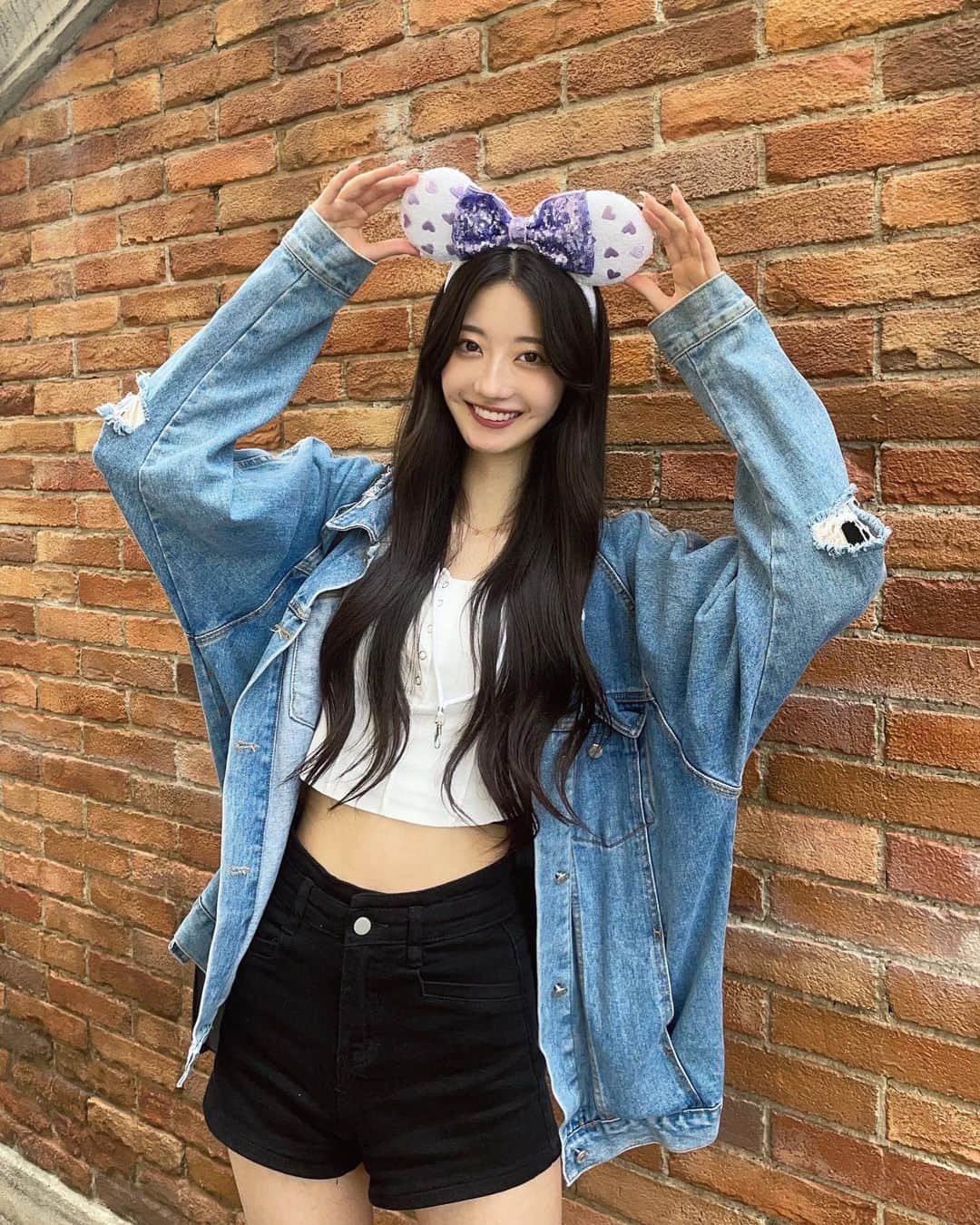 吉村花音のインスタグラム：「. ディズニー行ってきた❣️❣️ お天気ちょっと悪かったけど久々すぎてほんとに楽しかった😭😭✨ ｽﾞﾝｯｽﾞﾝｯ🎶🎶  いっぱい写真撮ったからまた載せるね🥰  . #ディズニー #ディズニーシー #ディズニーランド #ディズニーコーデ #ディズニーカチューシャ #disneysea #tds #tokyodisneysea」