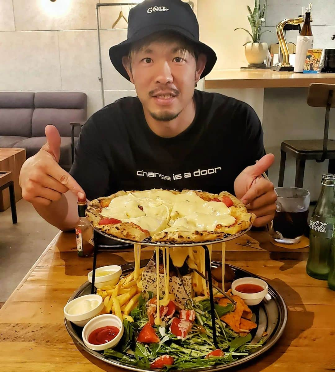 剛王のインスタグラム：「ジャンキーを食べに 【Schole スコレー】に行ってきた。 その名もジャンキーロックマウンテン。 名前からしてジャンキーやろ。 ピザをセレクトしてサラダ、フライドポテト、サルサチップがマストで入ってて もも1ピース 骨付き2ピース ピザ春巻き オニオンリング チーズフライ の中から2品セレクトする。 今回はピザ春巻きとチーズフライをチョイス。 これに上からランプに入ったとろとろチーズを店員さんがぶっかけてくれる。 かけすぎなぐらいで下の具材にチーズが垂れ落ちる。 これはまさにジャンキー。  ---------------------------------------------------------------------------------------------------- 【Schole スコレー】 京都市下京区上之町417 ナカキンズフラット1F  【お店のアカウント】 @schole.kyoto  【電話】 075-746-3523  【営業時間】 11:00〜21:00（L.O. 20:30）  #京都ランチ #京都駅 #梅小路ランチ #梅小路公園 #kyotopizza #京都ピザ #schole #京都グルメ PR ----------------------------------------------------------------------------------------------------  見た目と違ってあっさりでついつい食べてしまう。 サラダもあって一気に食べれる一品。 ここのお店はダブルダッチで日本トップクラスの人やプロ選手もいてるから気になる方は是非。 めちゃうまやった。 また行きたいな。  #ピザ #ジャンキー #チーズ #チーズ好き #ダブルダッチ #ダンス #パフォーマー #パフォーマンス #ストリート  #グルメスタグラム #グルメ #食べスタグラム #kyoto #kyotojapan #japanfood」