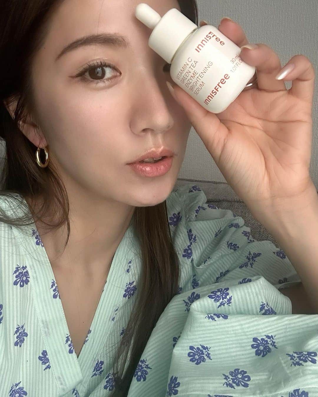 のインスタグラム：「気になっていた話題の韓国コスメ 韓国のハワイとも言われるチェジュ島の自然豊な環境から生まれた🌿Innisfree🌱  6月1日から発売する ビタC グリーンティーエンザイム ブライト セラム(販売名：VGBセラム)  肌のくすみ*1、毛穴にビタミンC*2× 角質ケアで ガラス玉のような輝くピュア肌*3を作るビタC美容液🫧 人足お先に使わせて頂きました。 ・ ・ 特許成分の茶葉の酵素🍃 グリーンティーエンザイム*4が 古い角質を優しくケアして 肌の凹凸やキメを なめらかに整え 毛穴を目立ちにくくさせる ・ デュアルビタミンC誘導体*2 という肌の奥まで浸透する成分に グリーンティー エンザイム*4 という成分が加わる事で デュアルビタミンC誘導体*2 のみの時より 抗酸化作用が 140%アップするそう （原料特性に限る） ・ ピリつきなどもなく、お肌にぎゅーっと入っていく程よいボリュームはありつつ お肌に入ると重さもベタつきもありません  再生ガラス、再生プラスチックキャップ 大豆油インクと FSC印刷用紙の使用♻️ ・ 韓国の方たちのあの卵の白身のようなお肌、ほしいです🥚 ・ 6月1日から全国直営店、公式オンラインショップ、Qoo10、楽天市場店、Amazon、@cosmeにて新発売🧡  *1 古い角質による *2テトラヘキシルデカン酸アスコルビル(整肌成分)、3-O-エチルアスコルビン酸(整肌成分)  *3 うるおいに満ちたなめらかな肌のこと *4 プロテアーゼ(整肌成分)  ______________________________________  #Innisfree#innifriends #Innisfree_ad #love #life #loveislove #cosmetics #イニスフリー  #ビタミンC美容液」