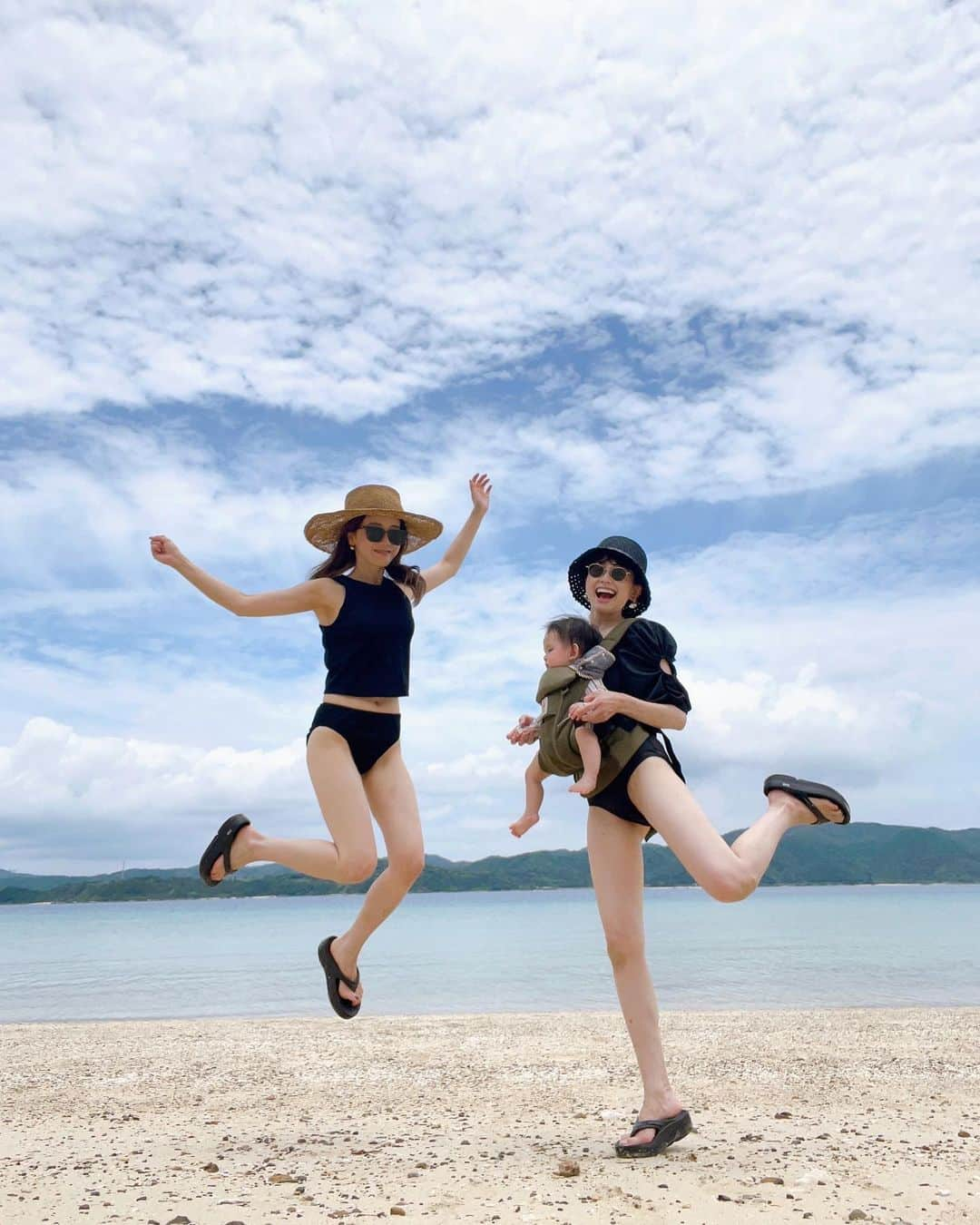 田中里奈さんのインスタグラム写真 - (田中里奈Instagram)「その＆ベビと奄美大島へ三人旅〜！ 人生二度目の奄美は、 Peachで行く二泊三日の旅✨ 行きの飛行機のCAさん始め、奄美に着いてからもレンタカー屋さん、ホテルのスタッフさん、お店の店員さん、すれ違う人、帰りの飛行機で出会ったご家族まで、出会う人全員が120%ベビーフレンドリーで、そのさんのご親族にも会えたし、本当に心温まる旅になりました。　 ベビ連れてる世の中ってこんなに優しい世界なのか…！とちょっと感動した😭✨  奄美すごい。ベビパワーすごい。人の優しさってすごい。  まだ梅雨も抜けない時期なのにお天気にも恵まれて、上手く言えないけど何かしらに守られてるんだなって心から感じる旅でした。 奄美にいるよってストーリー載せたらメッセージくださった皆様もありがとう〜♡  一年前に行ったぴーさんとの沖縄旅行はお腹の中だったベビさんももう7ヶ月でこんなに大きく👶🏻 きっとこれからできることも増えてもっと楽しくなるね😍  ▶︎Peach（ @flypeach ）では只今夏旅ガイドのコンテンツが公開中！ 見てるだけで旅したくなる行き先案内をはじめ、子連れの場合や海外など、旅のベーシックガイドもあって分かりやすいので、旅行初心者さんや分からないことがあった時にも参考に是非！✨ 　 #fly_peach #peachaviation # peach #夏旅 #たなか旅メモ #奄美大島 #奄美大島旅行」6月16日 20時28分 - tanakaofficial