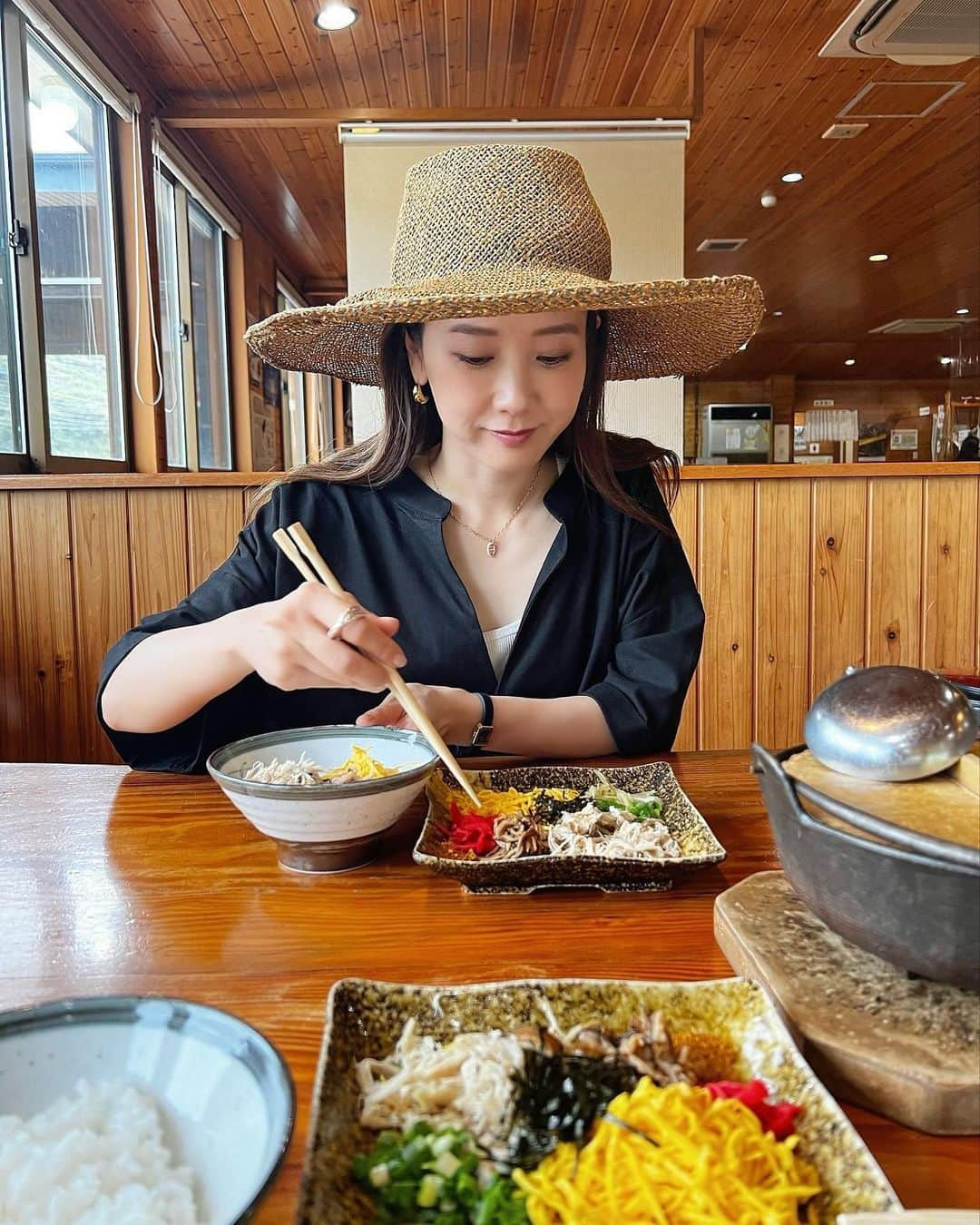 田中里奈さんのインスタグラム写真 - (田中里奈Instagram)「その＆ベビと奄美大島へ三人旅〜！ 人生二度目の奄美は、 Peachで行く二泊三日の旅✨ 行きの飛行機のCAさん始め、奄美に着いてからもレンタカー屋さん、ホテルのスタッフさん、お店の店員さん、すれ違う人、帰りの飛行機で出会ったご家族まで、出会う人全員が120%ベビーフレンドリーで、そのさんのご親族にも会えたし、本当に心温まる旅になりました。　 ベビ連れてる世の中ってこんなに優しい世界なのか…！とちょっと感動した😭✨  奄美すごい。ベビパワーすごい。人の優しさってすごい。  まだ梅雨も抜けない時期なのにお天気にも恵まれて、上手く言えないけど何かしらに守られてるんだなって心から感じる旅でした。 奄美にいるよってストーリー載せたらメッセージくださった皆様もありがとう〜♡  一年前に行ったぴーさんとの沖縄旅行はお腹の中だったベビさんももう7ヶ月でこんなに大きく👶🏻 きっとこれからできることも増えてもっと楽しくなるね😍  ▶︎Peach（ @flypeach ）では只今夏旅ガイドのコンテンツが公開中！ 見てるだけで旅したくなる行き先案内をはじめ、子連れの場合や海外など、旅のベーシックガイドもあって分かりやすいので、旅行初心者さんや分からないことがあった時にも参考に是非！✨ 　 #fly_peach #peachaviation # peach #夏旅 #たなか旅メモ #奄美大島 #奄美大島旅行」6月16日 20時28分 - tanakaofficial