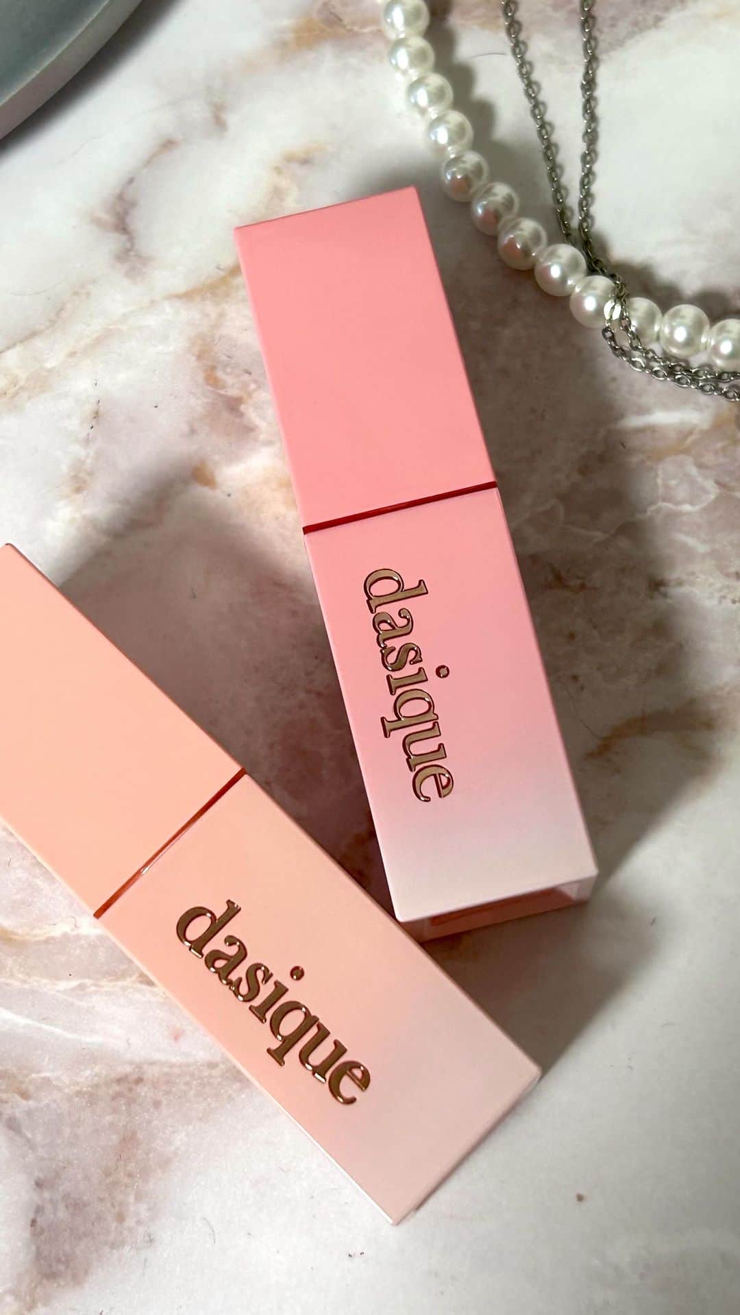 マイヤーズ江玲奈のインスタグラム：「メガ割で購入したdasique が届いたのでmakeup 🩷  #デイジーク #dasique #リップ #リップメイク #ティント #メイク動画 #メガ割 #メガ割購入品 #韓国コスメ #韓国リップ #モデル #03 #カチューシャ #カチューシャアレンジ #カチューシャヘア #カチューシャコーデ」