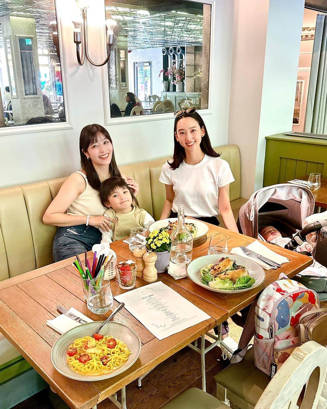 松原汐織さんのインスタグラム写真 - (松原汐織Instagram)「@aubaineuk is a baby and kids-friendly restaurant 🫶🏻It has several locations in London. My favourite is the one in Marylebone. The staff are kind and the food is good. Especially I like Eggs Royale. I recommend it to all mamas and dads❤️ ・ ・ ベビー＆キッズフレンドリーなので、何度も行っているAubaine😊 ロンドン市内に数店舗ありますが、我が家はMarylebone店がお気に入り。 赤ちゃんアルアルですが、鏡を見ると大興奮の娘。奥のソファー席は抱っこするとちょうど目線が鏡になるので、ご機嫌に過ごせて◎ キッズメニューには塗り絵が付いていて、 @faafa8 家族と行った時に娘ちゃんが楽しんでいましたよ✌🏻  ベビー連れにとってもオススメのお店✨✨ @tokyo_foodie_world 教えてくれて有難う〜😍  #baby #babygirl #4monthsold #mumofagirl #lovemyfam  #aubaine #aubainemarylebone  #babyfriendly #kidsfriendly  #london #thisislondon #londonlife  #出産 #海外出産 #女の子ママ  #海外子育て #イギリス子育て #ロンドン子育て  #ロンドン #ロンドン生活 #ロンドン在住  #shioriinlondon2023」6月16日 20時44分 - shiori_ma_