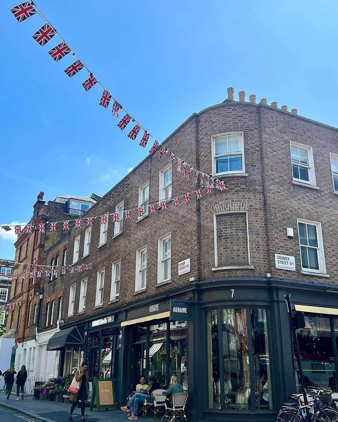 松原汐織さんのインスタグラム写真 - (松原汐織Instagram)「@aubaineuk is a baby and kids-friendly restaurant 🫶🏻It has several locations in London. My favourite is the one in Marylebone. The staff are kind and the food is good. Especially I like Eggs Royale. I recommend it to all mamas and dads❤️ ・ ・ ベビー＆キッズフレンドリーなので、何度も行っているAubaine😊 ロンドン市内に数店舗ありますが、我が家はMarylebone店がお気に入り。 赤ちゃんアルアルですが、鏡を見ると大興奮の娘。奥のソファー席は抱っこするとちょうど目線が鏡になるので、ご機嫌に過ごせて◎ キッズメニューには塗り絵が付いていて、 @faafa8 家族と行った時に娘ちゃんが楽しんでいましたよ✌🏻  ベビー連れにとってもオススメのお店✨✨ @tokyo_foodie_world 教えてくれて有難う〜😍  #baby #babygirl #4monthsold #mumofagirl #lovemyfam  #aubaine #aubainemarylebone  #babyfriendly #kidsfriendly  #london #thisislondon #londonlife  #出産 #海外出産 #女の子ママ  #海外子育て #イギリス子育て #ロンドン子育て  #ロンドン #ロンドン生活 #ロンドン在住  #shioriinlondon2023」6月16日 20時44分 - shiori_ma_