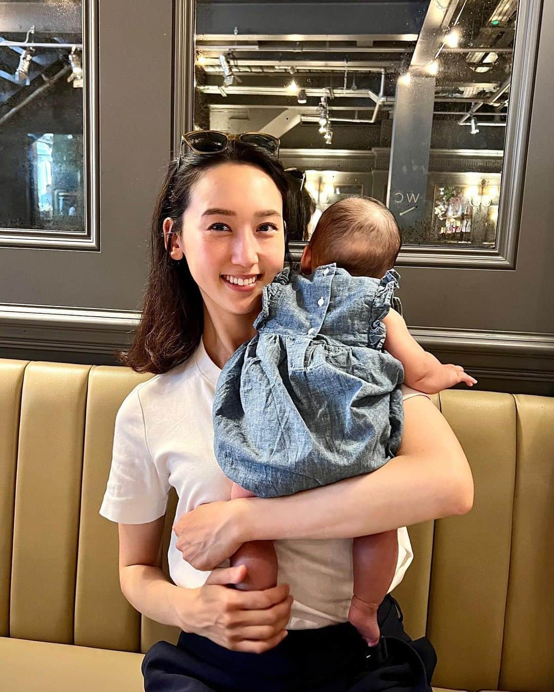 松原汐織さんのインスタグラム写真 - (松原汐織Instagram)「@aubaineuk is a baby and kids-friendly restaurant 🫶🏻It has several locations in London. My favourite is the one in Marylebone. The staff are kind and the food is good. Especially I like Eggs Royale. I recommend it to all mamas and dads❤️ ・ ・ ベビー＆キッズフレンドリーなので、何度も行っているAubaine😊 ロンドン市内に数店舗ありますが、我が家はMarylebone店がお気に入り。 赤ちゃんアルアルですが、鏡を見ると大興奮の娘。奥のソファー席は抱っこするとちょうど目線が鏡になるので、ご機嫌に過ごせて◎ キッズメニューには塗り絵が付いていて、 @faafa8 家族と行った時に娘ちゃんが楽しんでいましたよ✌🏻  ベビー連れにとってもオススメのお店✨✨ @tokyo_foodie_world 教えてくれて有難う〜😍  #baby #babygirl #4monthsold #mumofagirl #lovemyfam  #aubaine #aubainemarylebone  #babyfriendly #kidsfriendly  #london #thisislondon #londonlife  #出産 #海外出産 #女の子ママ  #海外子育て #イギリス子育て #ロンドン子育て  #ロンドン #ロンドン生活 #ロンドン在住  #shioriinlondon2023」6月16日 20時44分 - shiori_ma_