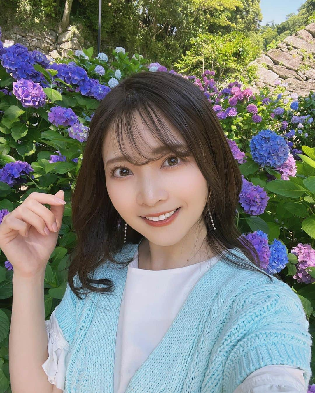 本谷紗己のインスタグラム：「紫陽花を見に和歌山城へ✨  和歌山城　鶴の溪では 紫陽花が満開でした🫶 @singer_sayaka と一緒に行ってきたよ🥰  髪色変わったのに気づいてくださった方ありがとうございます🫶 先日　@suiterope さんで カラートリートメントしていただきました😋  カラーはスモーキーバイオレット 透き通るような透明感のあるカラーでお気に入りです✨ 金谷さんのシャンプーのあとは 頭だけでなく顔までスッキリ😭 蘇ります🫠🤍  いつもありがとうございます🥹✨✨  #なんて素敵な和歌山なんでしょう #わくわく編集部　 #insta_wakayama #和歌山　 #紫陽花　#さぴ和歌山 #ポジティブアクティブアグレッシブ」