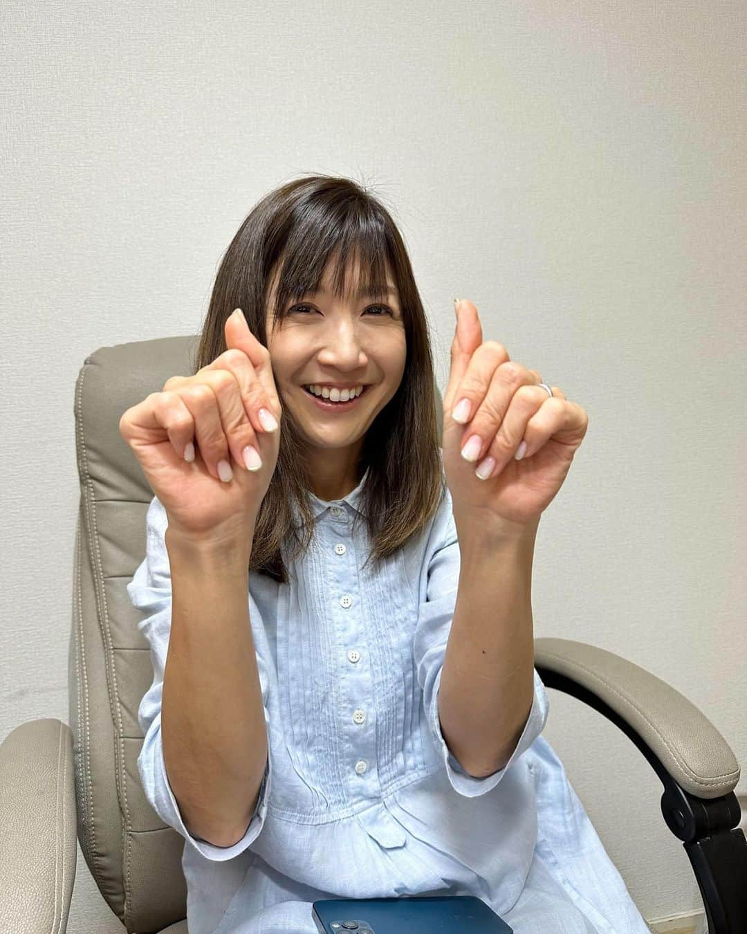 根本美緒さんのインスタグラム写真 - (根本美緒Instagram)「ネイル💅と撮影：陣内ちゃん😆💛 今回は白グラデーションにミラーのシャンパンゴールドフレンチライン🤍かわゆくてお気に入りです🤩ありがとね〜❣️ @nail_relation #ネイル #ネイルデザイン #naildesign #nails #relation #シンプルネイル #ミラーネイル」6月16日 20時44分 - nemotomio.official