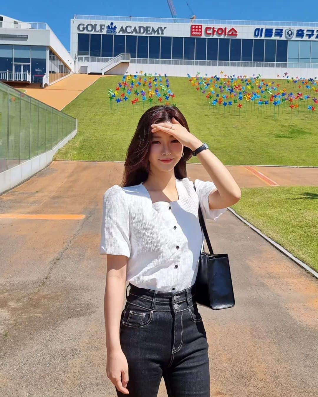 キム・スヒョンのインスタグラム：「오늘 오랜만에 왁굳님이랑 영화관왔다가 옥상가서 바람쐬기🙊  옥상에 이동국 축구교실 있는거 처음 보고 괜히 반가웠다 + 왁굳님이 송도 노래부름  사진 찍고 보니 뒤에 간판까지 떡하니 찍혀 있어서 또 웃김」