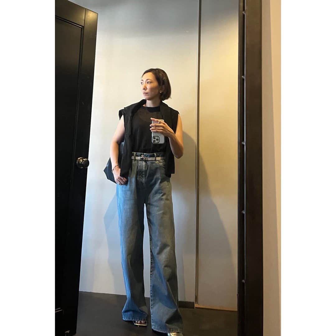 のインスタグラム：「今日も打ち合わせと展示会 . お家に帰ってからはサロンの動画の撮影😋クローゼットお見せしちゃう🤭 . 今日も大好きなデニム . #shizunascoordinate」