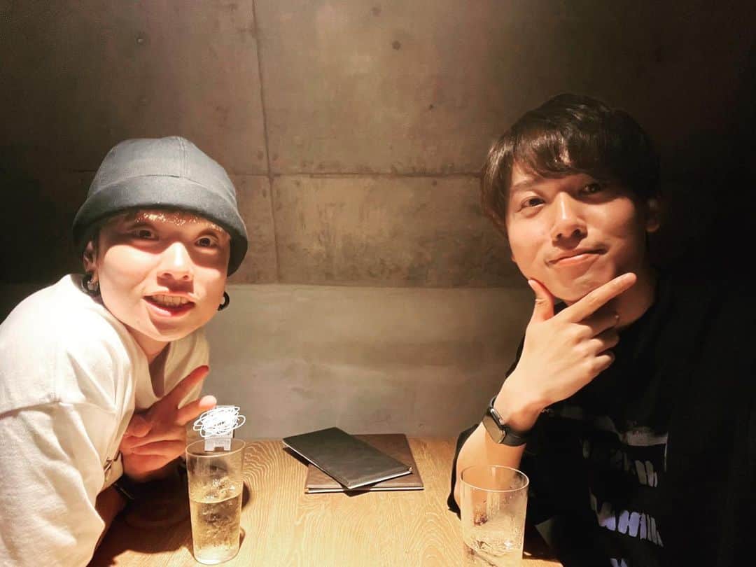 石原慎也のインスタグラム：「お久しぶりのがくと🍖 セルフカバーの魔法が解けたら聴いてもらったよ。 がっくんのもめちゃ良いから聴いてね。」