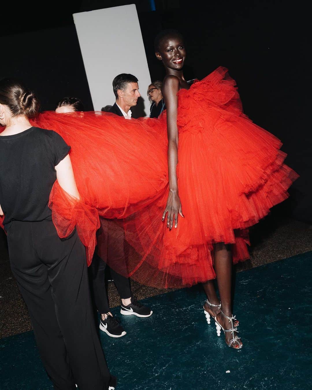 British Vogueさんのインスタグラム写真 - (British VogueInstagram)「When @PatMcGrathReal and @SamMcKnight1 are involved, you know it’s going to be a knockout on the beauty front. At #LuisaViaRomaXBritishVogue’s #RunwayIcons show in Florence, powerful ’90s beauty was on the agenda. Click the link in bio to go behind the scenes to see how the looks were created.  Photographed by @LucasPossiede.」6月16日 20時41分 - britishvogue