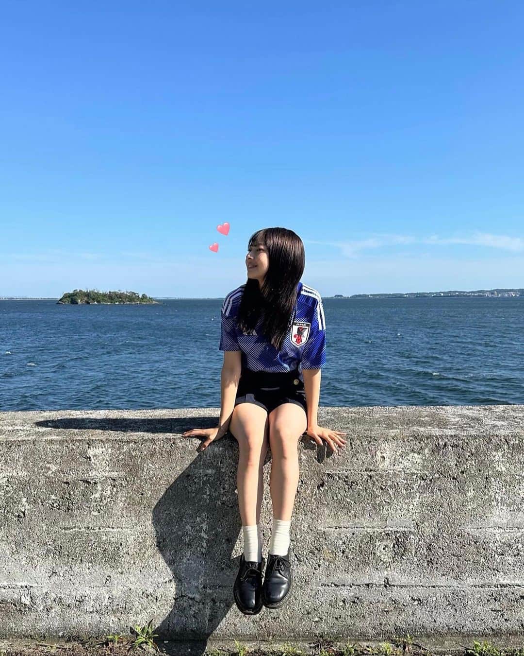 千葉祐夕のインスタグラム：「昨日の余韻のまま日本代表の公開練習へ ‪‪☺︎‬  選手の皆様が頑張っている姿に力を貰えた2日間でした、、  皆様、これからも一緒に応援しようね〜 . 🇯🇵💙  #SAMURAIBLUE #サッカー日本代表 #森保ジャパン #サッカー女子」