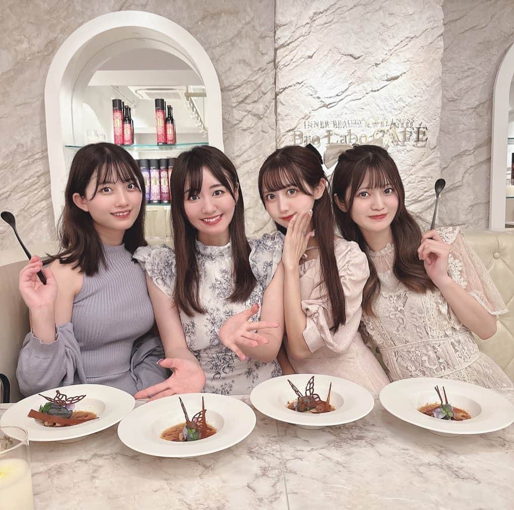 眞白ありすのインスタグラム：「大好きな友達とエステプロラボカフェで女子会してきました🎀  会社を退勤後に向かう日だったのでコーデをどうしようか悩んだんですけど、白いレースのワンピースにしてみました✨ 会社ではカーディガンを羽織っておけばオフィスでもそこまで目立たなかったです笑 髪型はハーフアップにして、退勤後に大きめのリボンを付けたらいい感じに🫶 因みにこのリボンはSHEINで売ってるリボンブローチにグルーガンでバレッタの金具を付けてヘアアクセサリに改造したものです🥹  皆さんは女子会の時ってどんな服で行きますか〜？是非コメントで教えてください🎀  (以下お店の感想↓) 新宿3丁目駅から徒歩1分の立地にあるプロラボカフェ✨ 内装は真っ白でインスタ映えする感じでとっても可愛いかったです...💓 お料理はインナービューティーを実現できるこだわりが詰まったメニューなんですけどしっかりと味も美味しくて最高でした✨ 17:00〜19:00くらいは結構空いてたので狙い目かもしれません🥰  #プロラボ　#プロラボカフェ　#女子会　#女子会ディナー  #女子会コーデ」