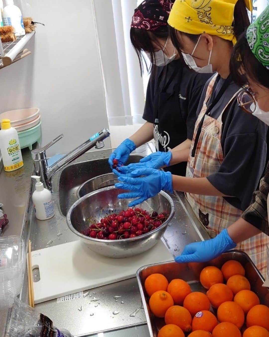 シンプルご飯が好き。さんのインスタグラム写真 - (シンプルご飯が好き。Instagram)「子ども食堂。 今月は恒例の豚丼！ もちろん容器は牛柄です。 地元野菜の寄付が沢山あったのでとっても具沢山なけんちん汁も一緒に。豚丼はごめんなさい、少しかさまし🤏で白滝入り。  でも白滝入りも美味しいんだよ！  今回は近隣の高校生が20人弱ボランティアに来てくれました。賑やかで楽しい子ども食堂になりました。🙆‍♀️  反省会でフルーツの数を数えるのが大変だった！って😂　そうなの、いつも大変なのよー  今回は大人も合わせて160人位でした。 ボランティア入れたら200人超え！楽しかったです。  来月は… 暑くなるからやっぱりアレかな。🫣」6月16日 20時42分 - heavydrinker