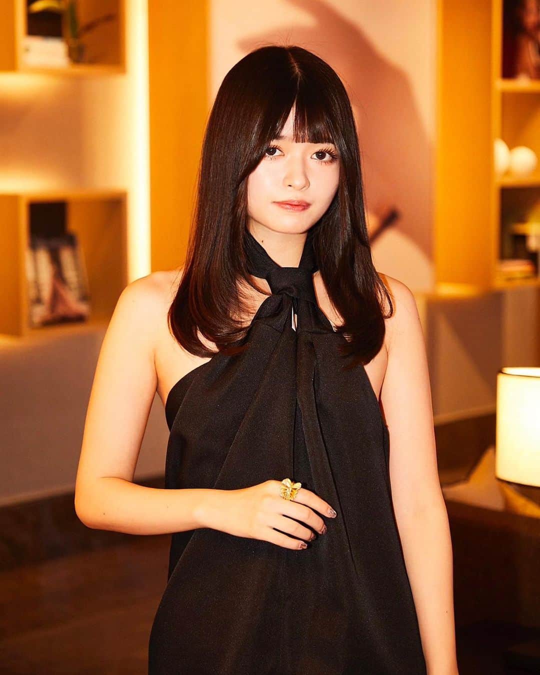 景井ひなのインスタグラム：「_ VOGUE JAPANのティファニー・ゴドイさんがホストとなり 開催された カルティエ 「グラン ドゥ カフェ」  スペシャルディナーへ伺いました🍴❤️‍🔥  新作コレクションはコーヒー豆をモチーフにしたデザインが とってもユニークで、 身近なものに美しさを感じられる感性はやはり素敵..☕️  しかもそのコーヒー豆がちょっぴり揺れる仕様になってるのも 最高に可愛かった。  新作コレクションの試着後は 様々なジャンルでご活躍されている方々とのディナーへ、 とても刺激的で楽しく貴重な経験でした🥂❤️‍🔥 最後の写真はなんでこんなに目をまんまるにしてるのか わかりませんが、、笑  こんな素敵な機会に呼んで頂き ありがとうございました❤️ @voguejapan  @tiffanygodoypresents  @cartier   #GraindeCafé  #CartierTokyo #Cartier」