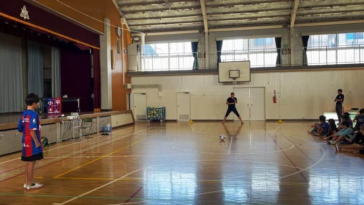 児玉剛のインスタグラム：「. 今年から小学校にお邪魔して講演会とか夢授業の取り組みを多くやらせて頂いてます。 偉そうに講演をさせて貰った後は、できるだけ子供達とボールで触れ合う機会を設けて一緒に楽しむ✌️  今日もみんなの笑顔で俺もエネルギーめちゃくちゃ貰いました。 子供達みんなのおかげで最高の人生歩めてる。 ありがとう！！ お互い頑張るぞ！」