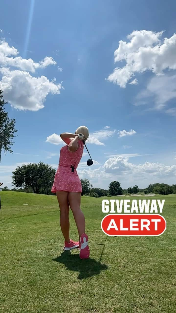 ブレア・オニールのインスタグラム：「🚨 Giveaway time! Enter to win a new #AeroJet driver from #CobraGolf for Father’s Day! ⛳️  To Enter: ~ Follow @blaironealgolf & @cobragolf  ~ Comment below why you should win or nominate someone to win! 🎁 🏌🏽‍♂️🚨  *Winner will be announced on Father’s Day 6/18/23!」