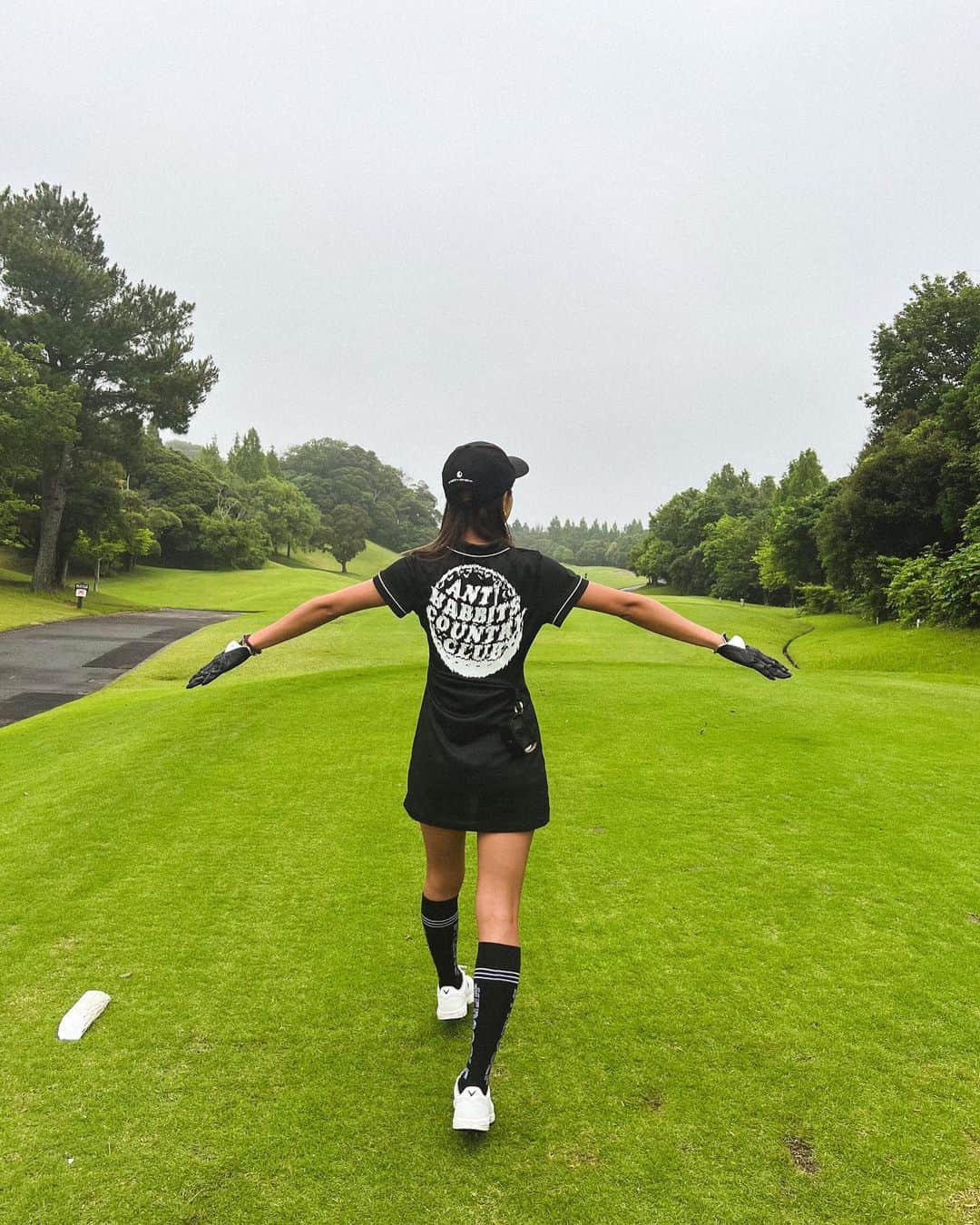 池田美優（みちょぱ）のインスタグラム：「． やっとやっと120切ってベスト116⛳️♡ 後半集中力切れすぎたけど前半55！ ゴルフに初めて触れて1年半 ちゃんとはまって1年 秋は4ヶ月全くやらなかったし、 冬はそのせいなのかありえないスコアで 詰まってない限りOKなしだしバンカー出すまでやるし 最近は特にずっと120後半で 去年の夏に更新したベスト122の壁が なぜか急に破れました😂❤️‍🔥 YouTubeの企画で軽く教わるくらいで レッスン行ったことないわりに(絶対良くない) 頑張ったと思います！！！ もちろん未だにクソショットもあるから 隠さずちゃんと載せとくね😂笑 (ちなみに全部旦那となので声入り😂) これからもゆる〜く楽しみながら頑張ります❤️‍🔥❤️‍🔥」