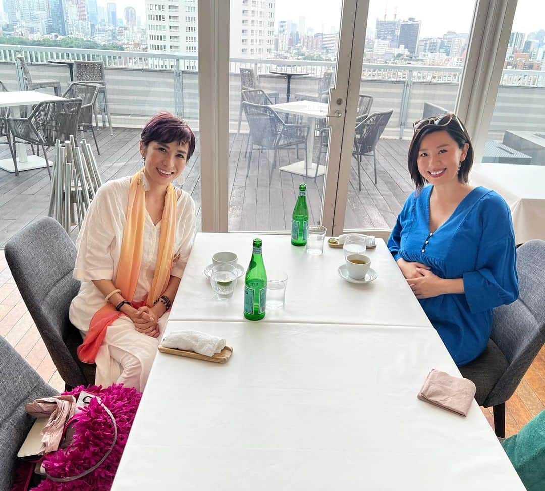 のインスタグラム：「Thank you so much for always being there for me and your encouragement and inspiration, my role model.   SPECIAL DAYS IN TOKYO🗼  人生のターニングポイントの時に、 いつもサポートしてくれる女神のような人💎  彼女の在り方に学びと感謝です。  労い癒しグッズもたくさん✨ ありがとうございます✨😭  久しぶりにステイして東京タイム満喫しました。 来週は、いよいよ大阪🎵  #goodtimegoodpeople #precious  #friendstime」