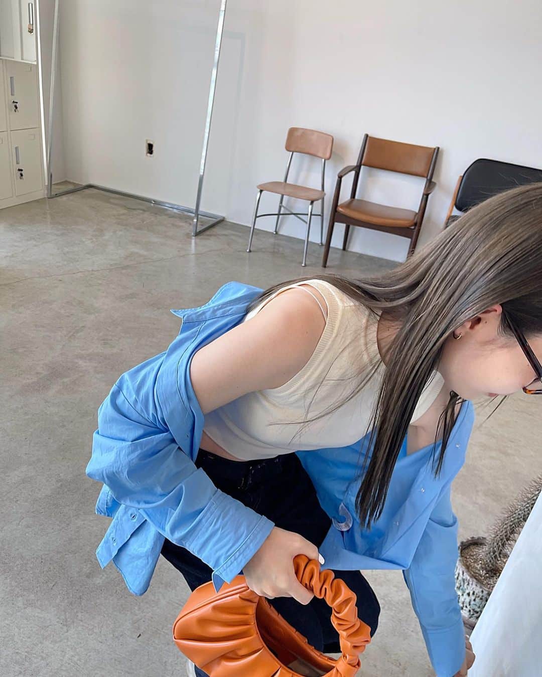 sakincho1028のインスタグラム：「色落ちの経過もかわいいカラー💫 (2週間後にいい感じで頼むというオーダーでした🐸) 普段はブリーチだけど今回はワンカラーで🐏🌼  #sakinchohair #hairarrange#hair#arrange#hairset#ヘアアレンジ#アレンジ#ヘアセット#豊橋#美容室#豊橋美容室#結婚式#ブライダル#ヘアメイク#ヘアカラー#ハイライト#ハイトーン」