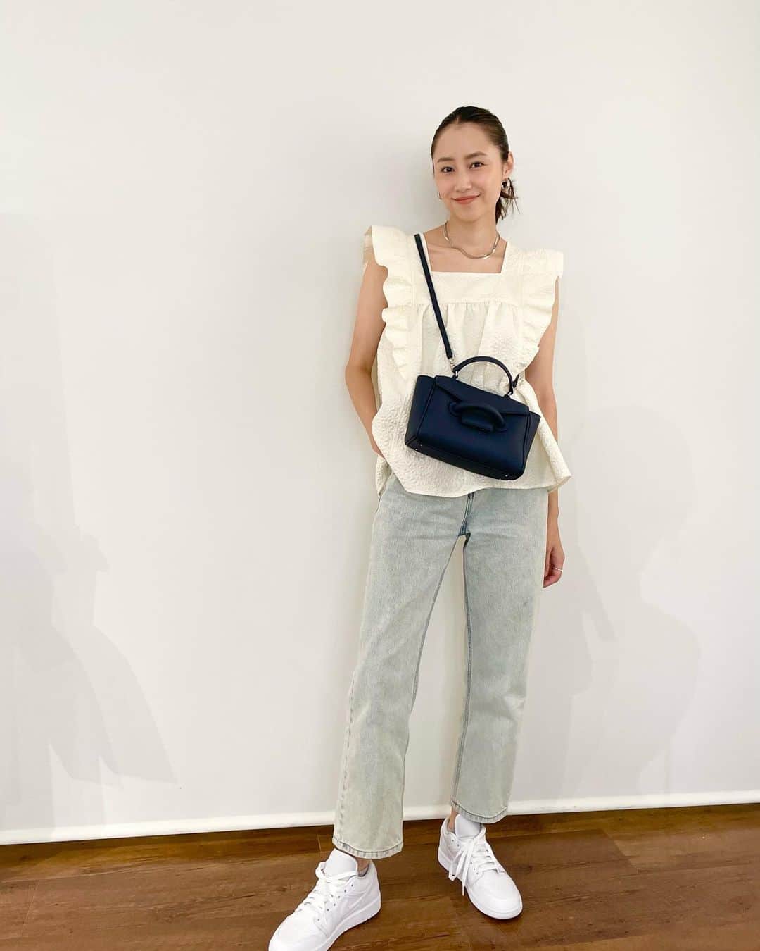 Rienaのインスタグラム：「・ 展示会でオーダーしていた　@vasic_japan のバッグ  初めてのネイビーカラー  サイズもすごい使いやすい🫰🏻  @date_sneakers_jp の展示会に行ってきたよ！ 最後まで迷った2足をオーダー  届くのが楽しみ✨  #vasic#d.a.t.e#スニーカー#バッグ#Riena#私服」