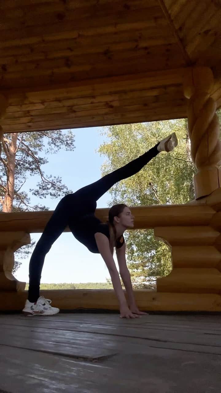 アレクサンドラ・ソルダトワのインスタグラム：「Утро на природе,  потянуться, улыбнуться…🤍」