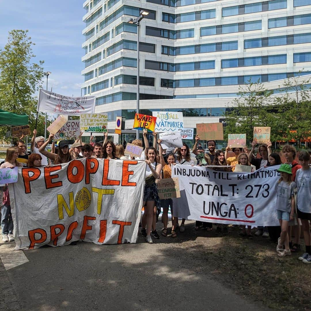 グレタ・トゥーンベリのインスタグラム：「Week 252. Today activists have been blocking the Swedish government’s “climate meeting”, where they have invited Sweden’s biggest polluters, but not climate scientists, youth and environmental- and climate movements. We need people in and polluters out! #FridaysForFuture #ClimateStrike #TomorrowIsTooLate」