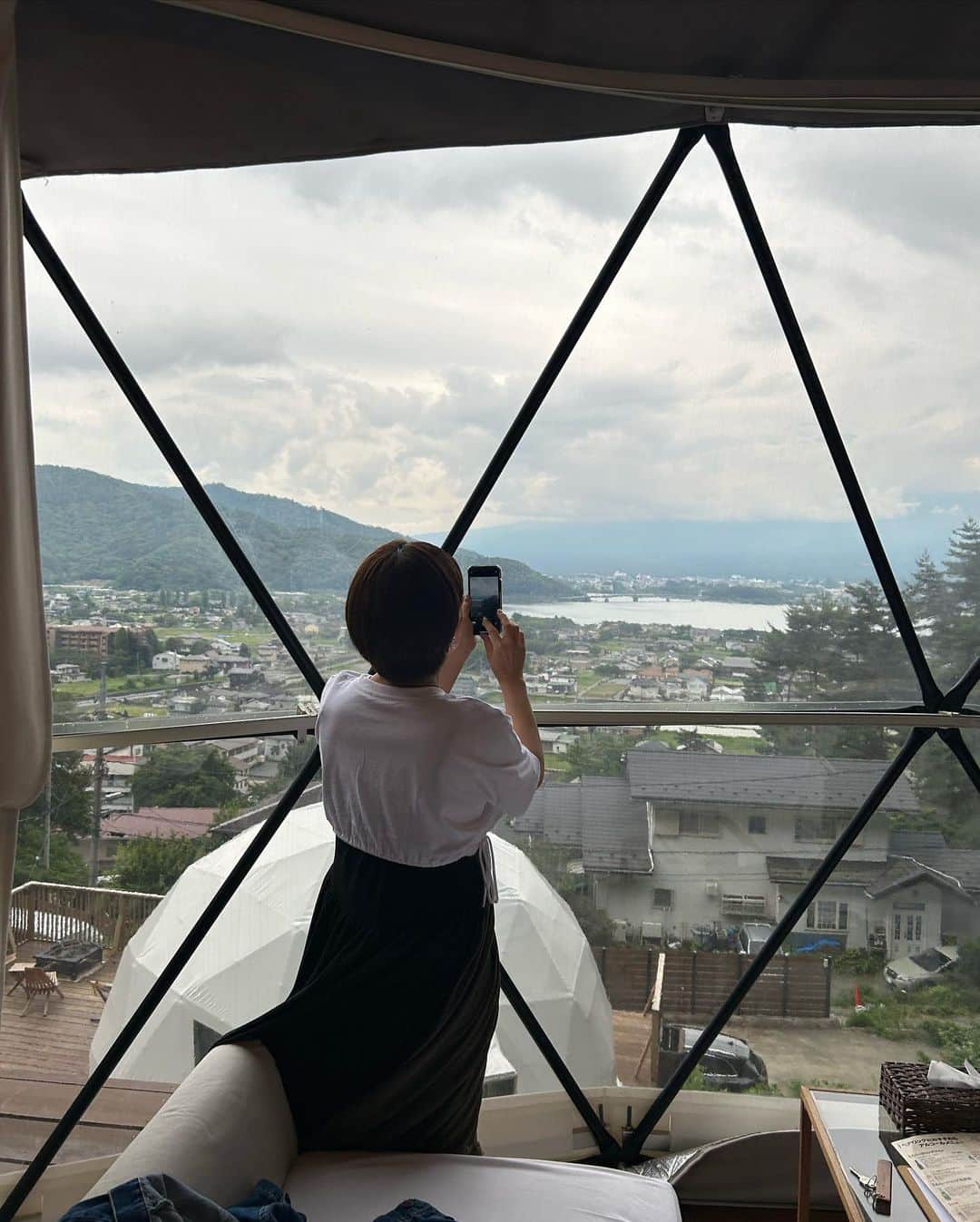しなこさんのインスタグラム写真 - (しなこInstagram)「この前河口湖のグラピングいってきた🗻🩵  @minenohana さん( •̤ᴗ•̤ )♡  あいにくの天気で富士山見えてないけど本来ならめっちゃ綺麗に見えるんだよ🤍  楽しかったな〜🤍🤍  #富士山 #グランピング #minenohana」6月16日 20時59分 - ssshinako