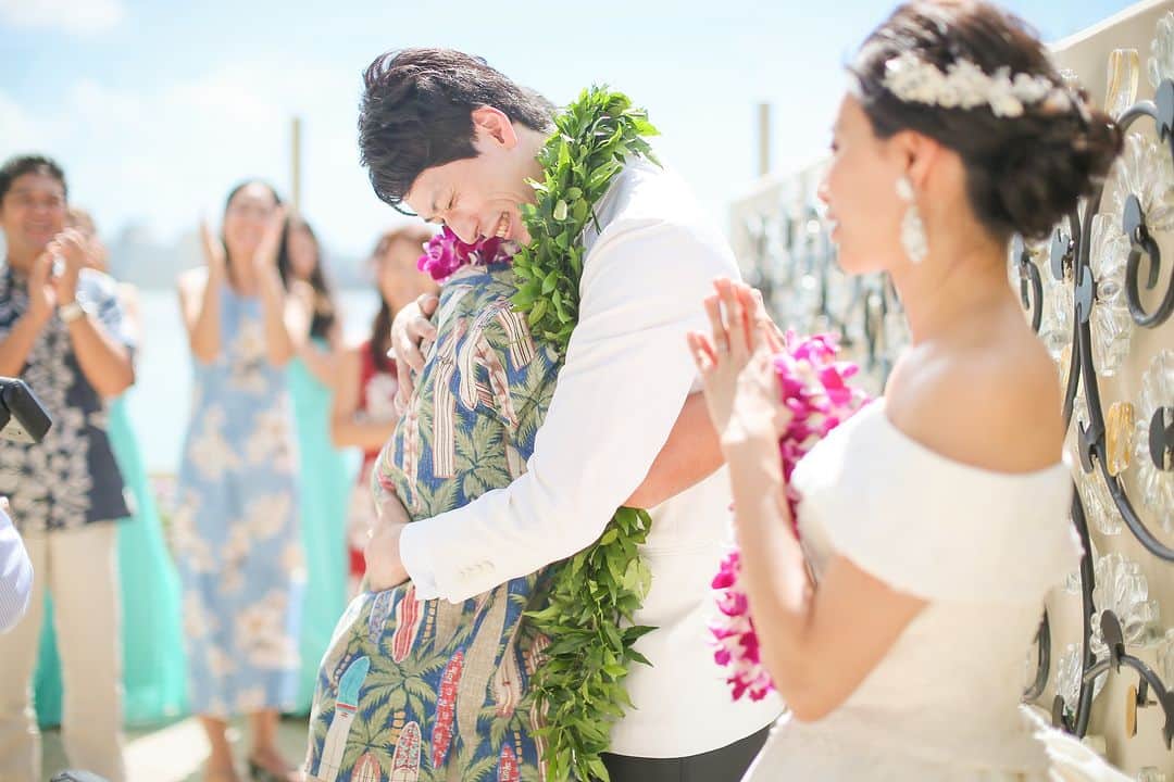 The Terrace By The Seaさんのインスタグラム写真 - (The Terrace By The SeaInstagram)「@the_terrace_by_the_sea Hawaii Wedding情報はこちら𓂃𓈒𓏸  ---------  挙式の緊張から解きほぐされ 親しい方々の笑顔と花の香りに包まれれば 幸せな気持ちも最高潮に𓍯  喜びを分かち合うレイセレモニーは ハワイらしさ満点！  そのあと、普段はなかなかできないハグで 感謝を伝えて𓈒𓏸  -------------------  = produce = モチーフ @motif_resort  = photo = @betterhalf_hawaii --------------------  【Good News】アメリカ入国時ESTA申請のみでハワイ渡航可能になりました◎  ハワイのザ・テラス バイ・ザ・シーにて 挙式を検討されていらっしゃる方におすすめ✯  《30組限定　FIRST SUMMER PLAN 最大25.2万円 OFF！ 》  挙式に必要な基本挙式、ドレス＆タキシード、新婦様ヘ アメイク、アルバムがセットになったお得プラン、通常価 格¥667,000→¥467,000にてご案内中！ パーティ4名以上お申し込みで、Grace of Aloha 2名様分 (¥52,000相当)プレゼント！  プロフィール欄のURLより、ウエディングの相談ご予約 が可能です。 小さい疑問や質問にもお答えいたしますので、お気軽に お問い合わせくださいませ🌺  ザ・テラス バイ・ザ・シーでは、健康と安全を最優先に 配慮し、安心してハワイでの時間を楽しんでいただいて おります𓆉  #テラスバイザシー #TheTerraceByTheSea #TAKAMIBRIDAL #タカミブライダル #MotifRESORT #テラス花嫁 #モチーフ花嫁 #リゾートウェディング #リゾート婚 #ハワイ挙式 #フラワーガーデン #フラワーシャワー  #レイセレモニー」6月16日 21時00分 - the_terrace_by_the_sea