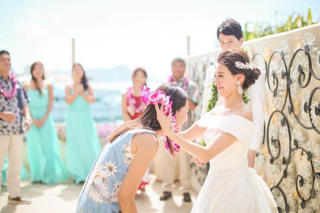 The Terrace By The Seaさんのインスタグラム写真 - (The Terrace By The SeaInstagram)「@the_terrace_by_the_sea Hawaii Wedding情報はこちら𓂃𓈒𓏸  ---------  挙式の緊張から解きほぐされ 親しい方々の笑顔と花の香りに包まれれば 幸せな気持ちも最高潮に𓍯  喜びを分かち合うレイセレモニーは ハワイらしさ満点！  そのあと、普段はなかなかできないハグで 感謝を伝えて𓈒𓏸  -------------------  = produce = モチーフ @motif_resort  = photo = @betterhalf_hawaii --------------------  【Good News】アメリカ入国時ESTA申請のみでハワイ渡航可能になりました◎  ハワイのザ・テラス バイ・ザ・シーにて 挙式を検討されていらっしゃる方におすすめ✯  《30組限定　FIRST SUMMER PLAN 最大25.2万円 OFF！ 》  挙式に必要な基本挙式、ドレス＆タキシード、新婦様ヘ アメイク、アルバムがセットになったお得プラン、通常価 格¥667,000→¥467,000にてご案内中！ パーティ4名以上お申し込みで、Grace of Aloha 2名様分 (¥52,000相当)プレゼント！  プロフィール欄のURLより、ウエディングの相談ご予約 が可能です。 小さい疑問や質問にもお答えいたしますので、お気軽に お問い合わせくださいませ🌺  ザ・テラス バイ・ザ・シーでは、健康と安全を最優先に 配慮し、安心してハワイでの時間を楽しんでいただいて おります𓆉  #テラスバイザシー #TheTerraceByTheSea #TAKAMIBRIDAL #タカミブライダル #MotifRESORT #テラス花嫁 #モチーフ花嫁 #リゾートウェディング #リゾート婚 #ハワイ挙式 #フラワーガーデン #フラワーシャワー  #レイセレモニー」6月16日 21時00分 - the_terrace_by_the_sea