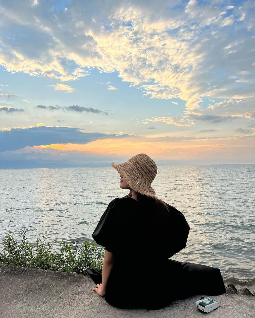 安田愛音さんのインスタグラム写真 - (安田愛音Instagram)「. Sunset🌇  琵琶湖の夕陽が本当に綺麗で ずっとみていたかった､､､  最初に来た時は曇ってたのに 帰り道に寄ったらちょうど晴れてきて、 綺麗な夕陽がみれた🥹  だんだんと変わっていく空の模様が 面白かったなぁ☺︎  #琵琶湖#あのベンチ  #夕陽」6月16日 21時00分 - ainee.y