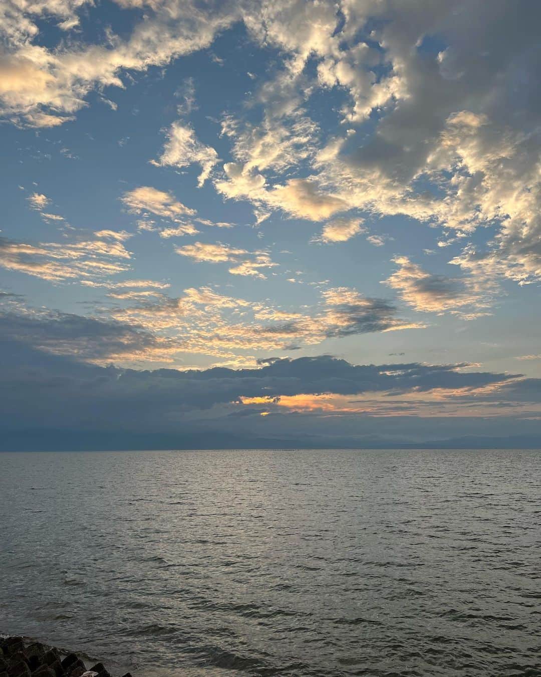 安田愛音さんのインスタグラム写真 - (安田愛音Instagram)「. Sunset🌇  琵琶湖の夕陽が本当に綺麗で ずっとみていたかった､､､  最初に来た時は曇ってたのに 帰り道に寄ったらちょうど晴れてきて、 綺麗な夕陽がみれた🥹  だんだんと変わっていく空の模様が 面白かったなぁ☺︎  #琵琶湖#あのベンチ  #夕陽」6月16日 21時00分 - ainee.y