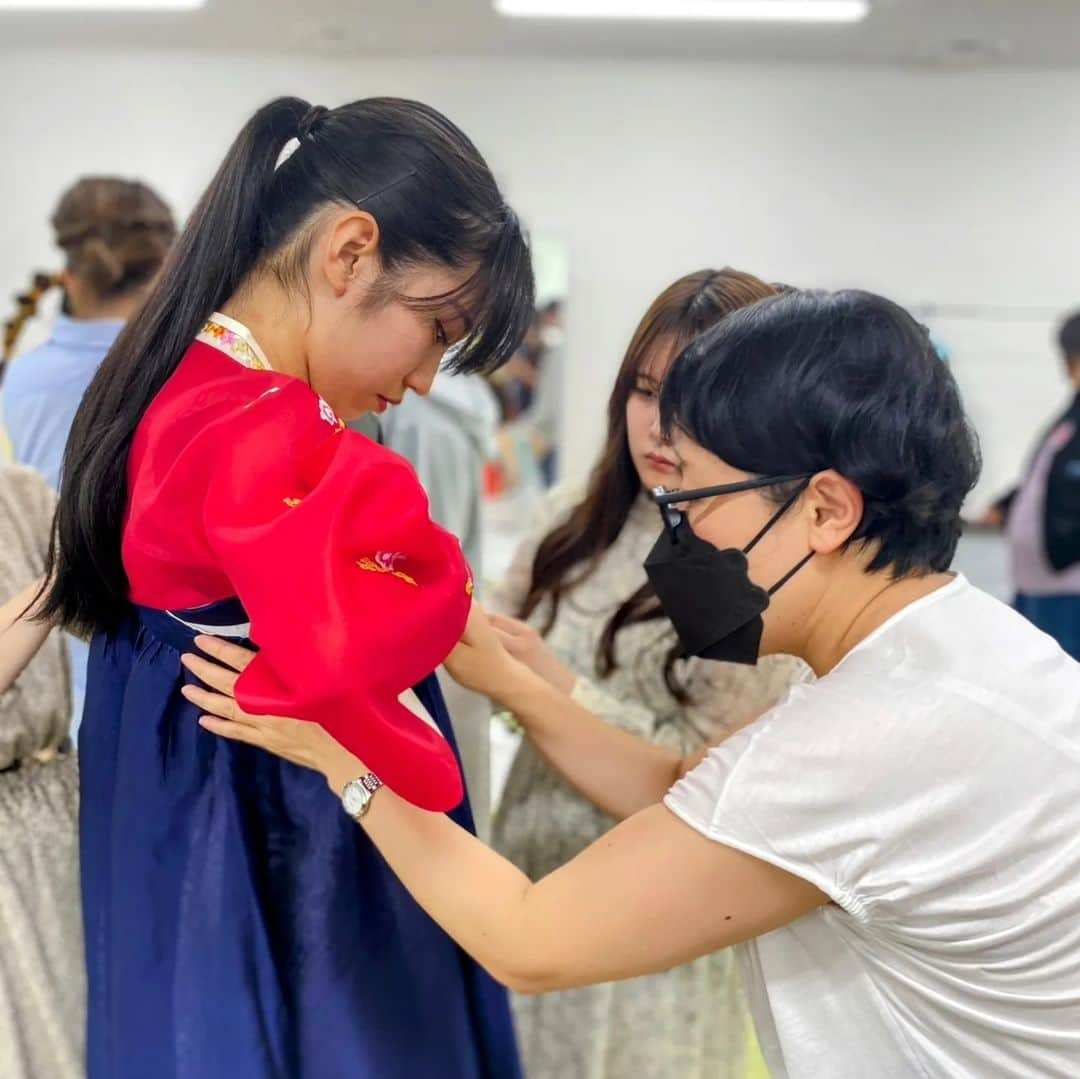 東京ウェディングカレッジさんのインスタグラム写真 - (東京ウェディングカレッジInstagram)「#ウェディング科 チマチョゴリを着ました(^^)  今、韓国風のウェディングフォトがとても人気ですよね✨  ウェディング科では、最新のウェディングの一環として韓国文化を学ぶ授業も選択できます◎ 今回の授業ではチマチョゴリを着ました♪  私もk-pop大好きなのですが、美しい世界観に魅了されますよね  この授業では韓国風ウェディングフォトの撮影も行うので、作品楽しみにしています📷✨  #韓国風フォト #韓国風フォトウェディング #フォトウェディング #ブライダル専門学校 #ブライダル学生 #TWH」6月16日 21時10分 - weddingcollege