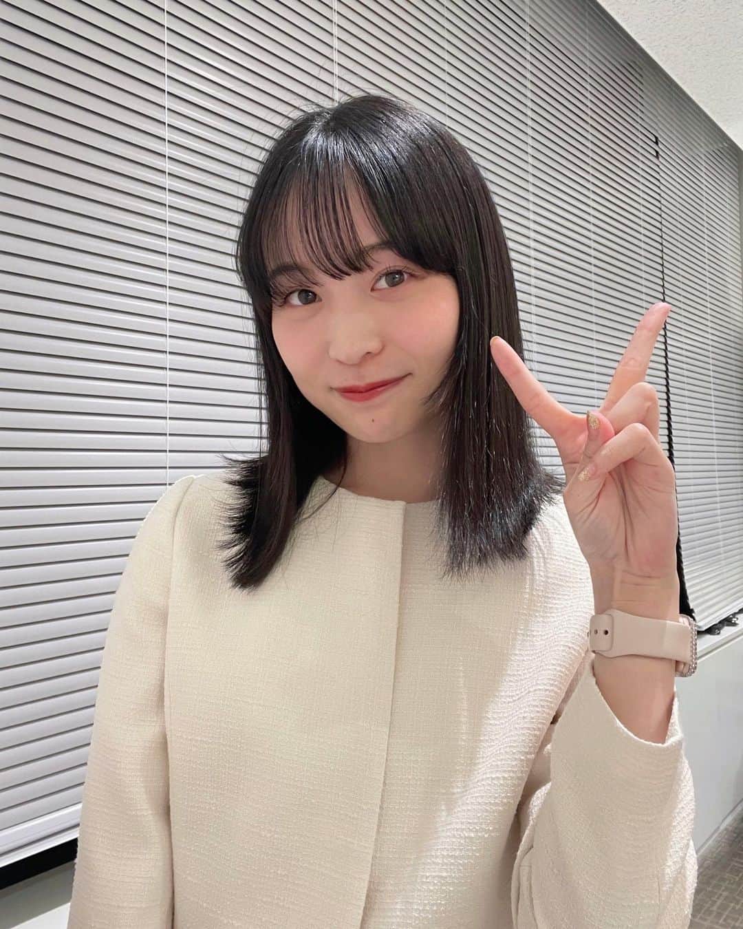 のインスタグラム：「懐かしいストレートヘアと変なピース」