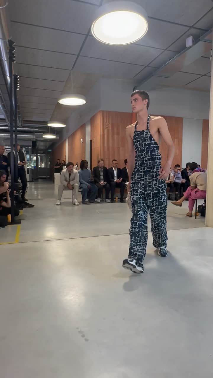 AnOther Magazineのインスタグラム：「Staged in the bustling new @fendi factory just outside of sunny Florence, yesterday’s Fendi Spring/Summer 2024 menswear show was a dance of man and machine 🤍  Designed by @silviaventurinifendi, the collection distils a historic return to Florence, the destination where the artistic director of menswear’s grandmother Adele Fendi had travelled to learn the bespoke art of leather craftsmanship – a trade intrinsic to the Italian label.  Workwear is appropriated and stripped back – quite literally – in sensual cuts to reveal bare legs, arms and peekaboo backs, while proportions are played with, from shrunken tank tops to knee-length dress shirts.   🎥 by @ted_stansfield」