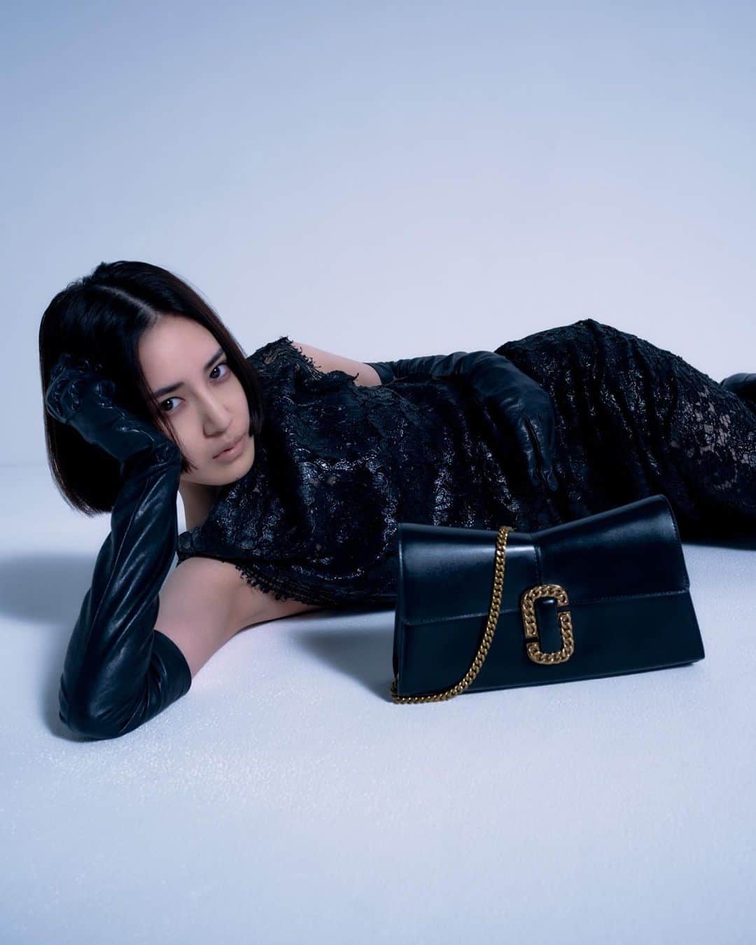 藤井夏恋のインスタグラム：「marc jacobs🩶  @marcjacobs  @tfpjp   model: karen fujii photography: toki styling: kanako sugiura hair: waka adachi makeup: suzuki edit&text: manaha hosoda & honami wachi」