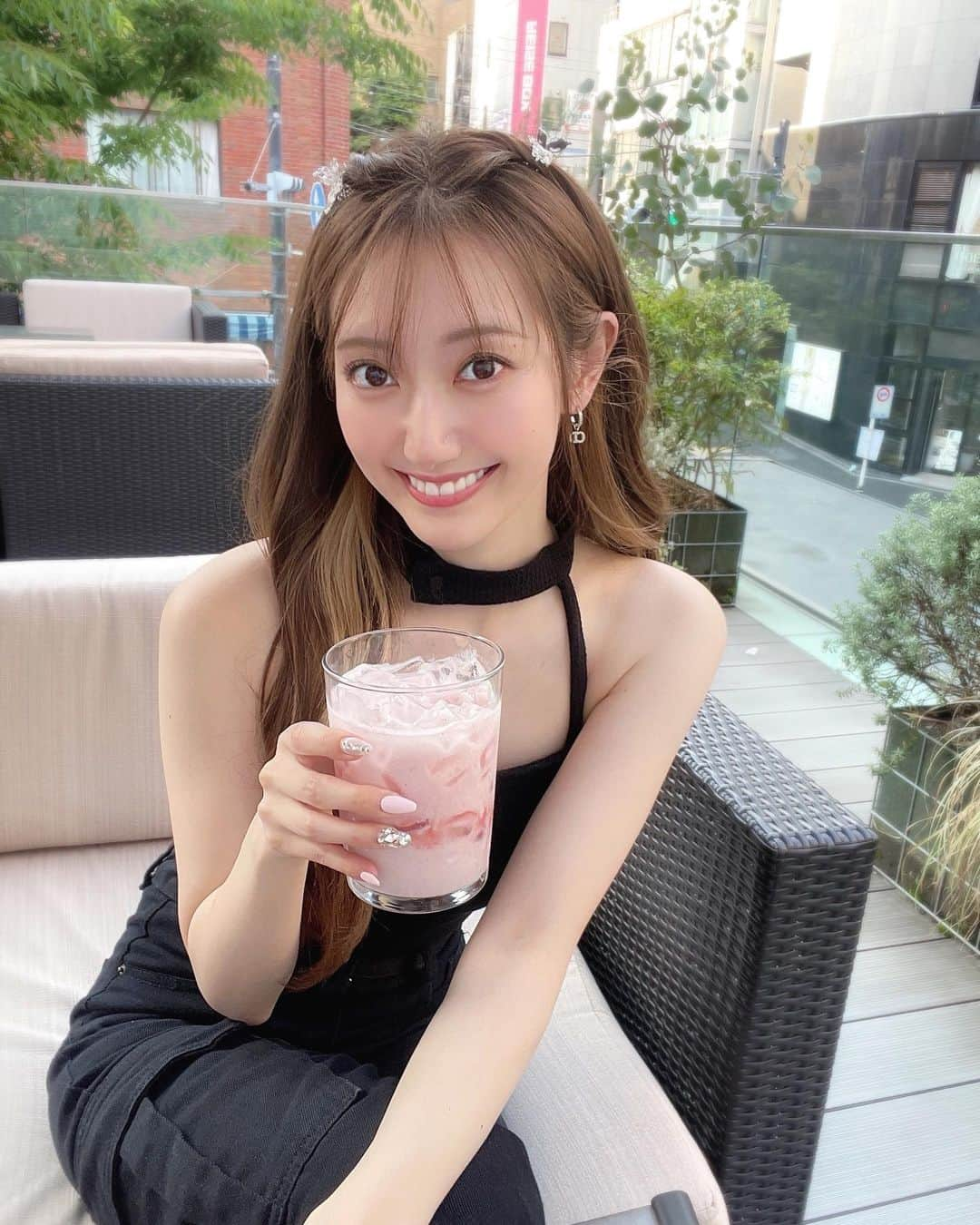 東海林里咲のインスタグラム：「. .  いちごミルク飲んでます🍓  まだ梅雨のはずなのに 今日も暑かったな〜( ･̆༥･̆ )  . .」