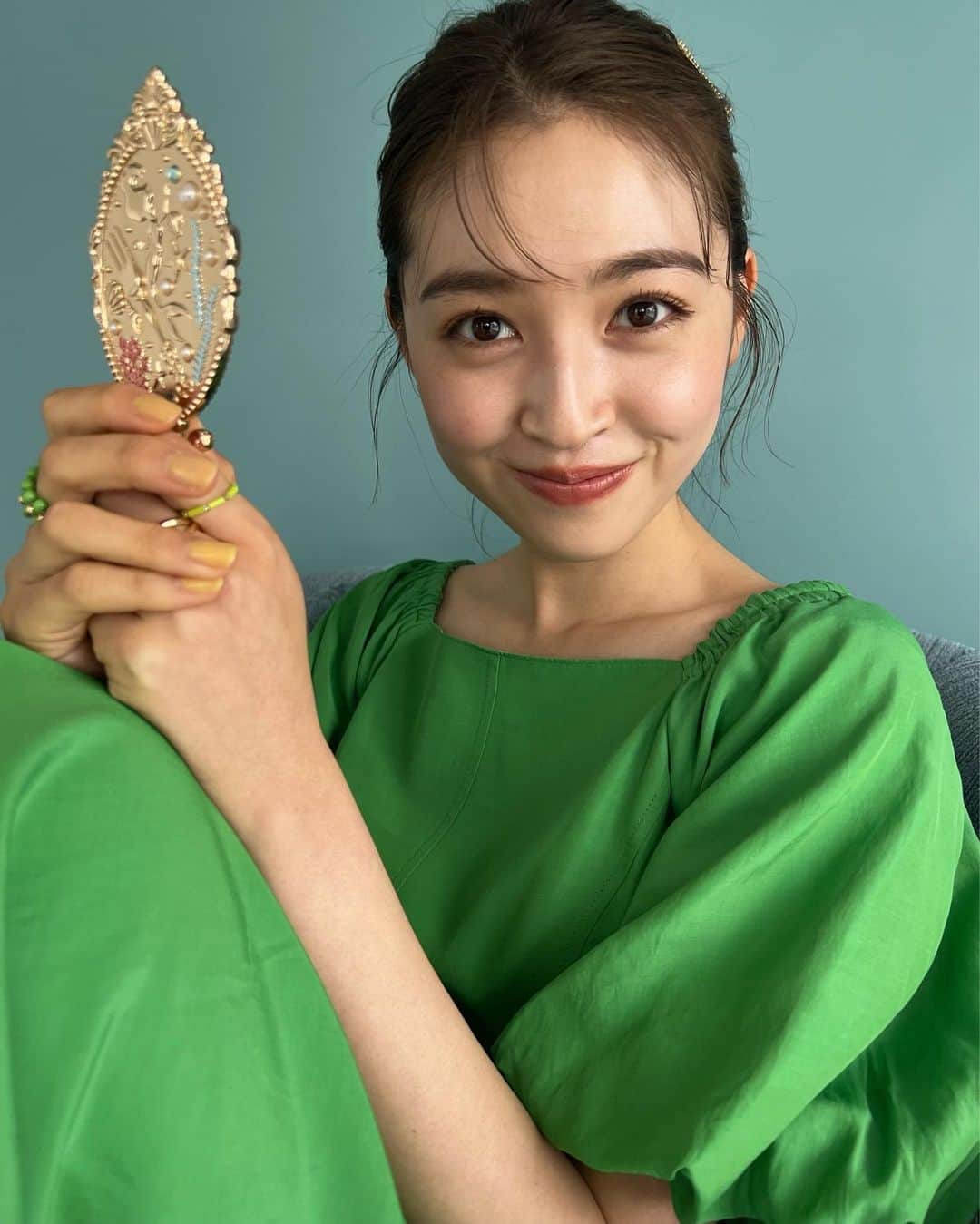 上西星来のインスタグラム：「【shopDisney magazine】webオフショット🎠  パークを思いっきり楽しむための、コーディネートや便利グッズ、美容アイテムが知れちゃいます🫣  写真で持っている鏡はアリエル柄🪞 かわい〜♡  撮影中、ディズニー行きたい〜が口癖でした🫣  ぜひ、ショップディズニーマガジンで検索🔍  @disneystore.jp  @shopdisneyjp」