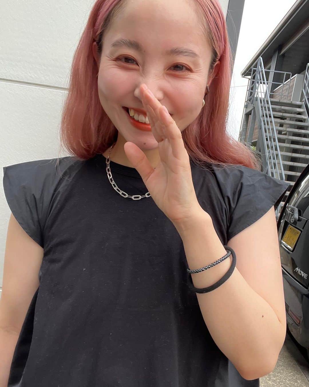 井上花実のインスタグラム：「3年もマスクしてたら、目で笑うくせがついて、笑うと目元のシワがすごい事になっていた！ みほさんに眉を整えてもらった 今回も最高です💯✨🙌 @snazzy_eyelash  いつもインスタのDMから予約してます : #眉#眉サロン#眉サロン佐賀#眉毛#眉毛サロン#眉毛サロン佐賀#眉メイク」