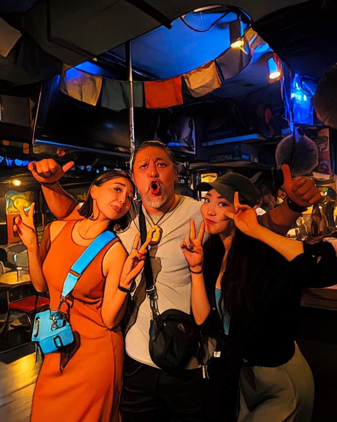 田中美里さんのインスタグラム写真 - (田中美里Instagram)「Lovely💖石川さん☺️ a.k.aまかないさん。笑 私の地元の山奥にある大好きなBarのマスター🐻 好きすぎてなかなか教えたくないような、 素敵すぎてみんなに教えたいような🤭笑 気がついたら外が明るくなってる。 そんな秘密基地です。笑  そういえば石川さんBirthdayのイベントの日、 特別にバーカン入らせてもらって🍸🧚🏼‍♀️ みなさまに頂いたお酒を飲みまくりながら、 飲みに飲みまくりながら😂、激烈強烈忙しい1日を 楽しく一緒に働いたParty！まだポストしてないな📝🎉 今度また綴ります🫶 去年の9月の事ですが！笑 記憶にしっかり残ってます😂  この日は元住吉Powersにて合流！📸🍻 ComplianSもAfro Begueも最高すぎて… みんなで汗だくダンシングナイトだった〜🕺🪩 Momoにもまた会えた〜🥁✌️ みゆも相変わらず最高の友達なのさぁ。 テンションが本当にだいすき。  サンサンと降り注ぐ太陽の光を浴びた、 夜の無邪気な遊び。💓☀️🌕 ヤバい！に尽きる！！！！  そしてそんな石川さんのお店でタイジさんが ソロライブやるんだってよ🤭🤭！？ さいっこーやぁ〜。 みんなが繋がっていくのを眺めるの大好きです。 Vibesの輪☺️」6月16日 21時07分 - chanmm1012