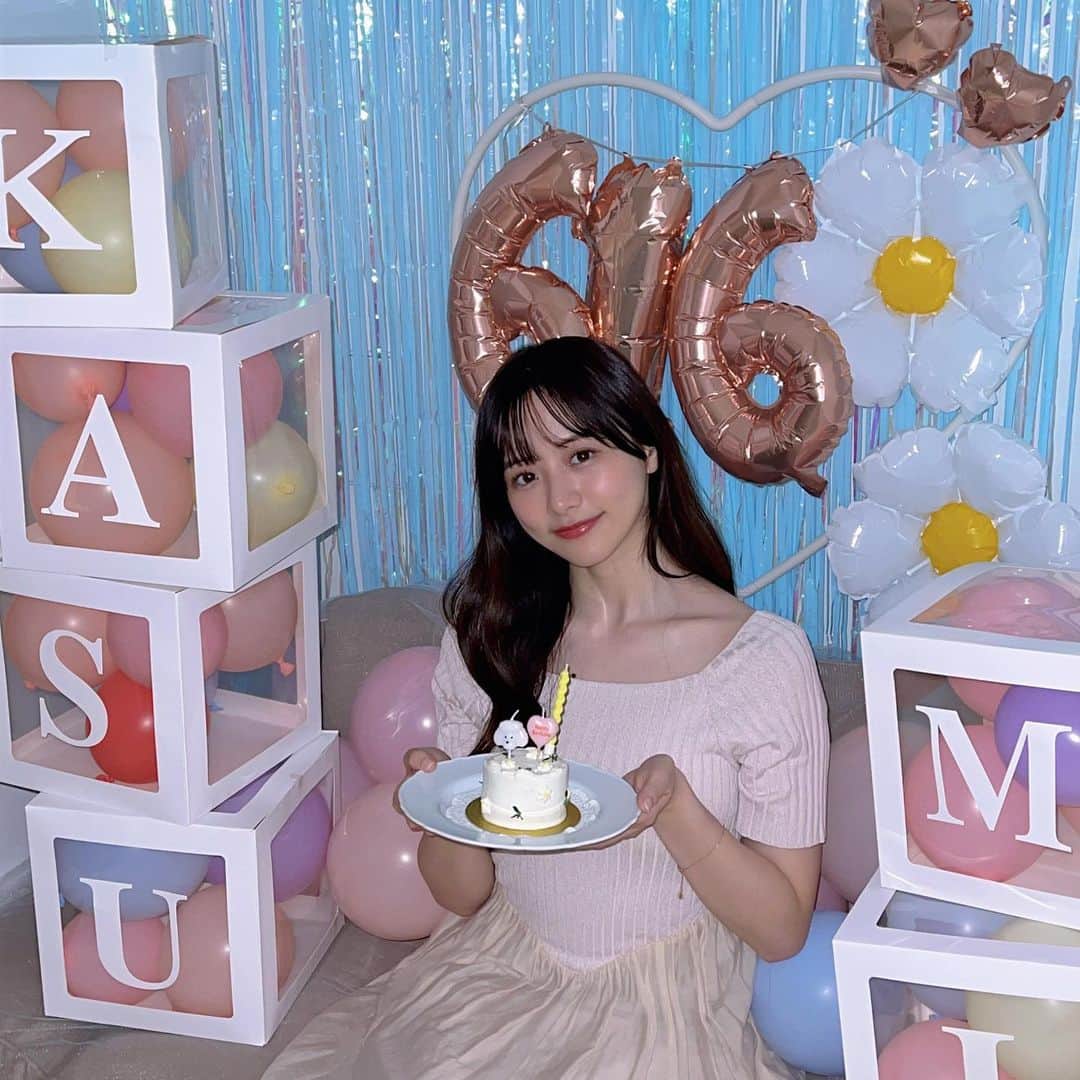 森香澄のインスタグラム：「. 28歳になりました☺︎ メッセージくださった皆様、ありがとうございます🌸 これからも、謙虚に前向きに進んでいきたいと思います。 よろしくお願い致します！🫧 . #妹がサプライズで飾り付けしてくれていました🥹♡」