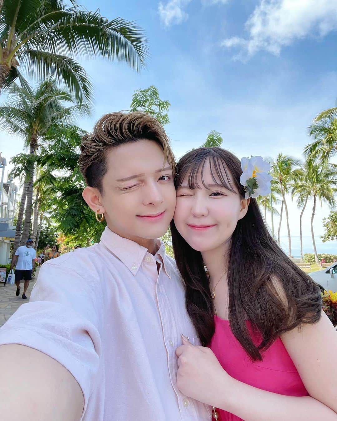 ゆりなさんのインスタグラム写真 - (ゆりなInstagram)「ハワイ旅行１日目☺️🌴🌺 . 19時間時差があって飛行機疲れもあったので 夜までホテルで休んで夜からのんびりデート🌙 . . 素敵なレストランで美味しいディナーを堪能できて しかもなんと…記念日という事で お店からサプライズでケーキを頂いてしまいました🥰 . 思い出に残る記念日になりました✨ . P.S. ハワイ旅行VLOGも YouTubeに投稿したのでぜひ見てみてください♡ . . #ハワイ#ハワイ旅行#hawaii#waikiki#waikikibeach  #カップル#カップルフォト#アランチーノ#arancino」6月16日 21時07分 - riri_yurina