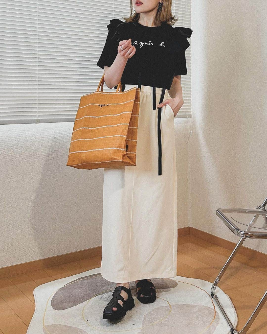 かほこ。さんのインスタグラム写真 - (かほこ。Instagram)「ㅤㅤㅤㅤㅤㅤㅤㅤㅤㅤㅤㅤㅤ ㅤㅤㅤㅤㅤㅤㅤㅤㅤㅤㅤㅤㅤ T-shirt & bag : #agnesb vest & sandals : #adametrope skirt : #urbanresearch ㅤㅤㅤㅤㅤㅤㅤㅤㅤㅤㅤㅤㅤ Tシャツと同化してしまって見づらいですが、、 ロゴTにフリルのベストを重ねて雰囲気を変えました🥰 ㅤㅤㅤㅤㅤㅤㅤㅤㅤㅤㅤㅤㅤ このベスト、違うノースリーブとセットになってたアイテムですが夏はTシャツに、冬はタートルネックに、いろいろ合わせて使ってます💕 ㅤㅤㅤㅤㅤㅤㅤㅤㅤㅤㅤㅤㅤ #kaho_fashion」6月16日 21時19分 - xxokohakxx