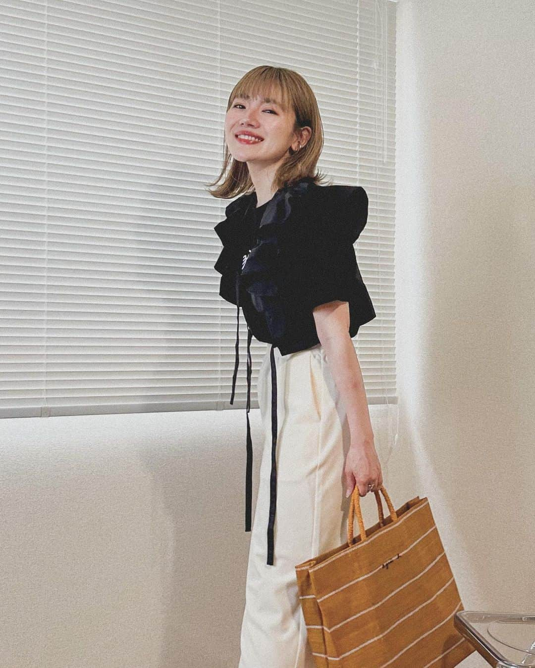 かほこ。さんのインスタグラム写真 - (かほこ。Instagram)「ㅤㅤㅤㅤㅤㅤㅤㅤㅤㅤㅤㅤㅤ ㅤㅤㅤㅤㅤㅤㅤㅤㅤㅤㅤㅤㅤ T-shirt & bag : #agnesb vest & sandals : #adametrope skirt : #urbanresearch ㅤㅤㅤㅤㅤㅤㅤㅤㅤㅤㅤㅤㅤ Tシャツと同化してしまって見づらいですが、、 ロゴTにフリルのベストを重ねて雰囲気を変えました🥰 ㅤㅤㅤㅤㅤㅤㅤㅤㅤㅤㅤㅤㅤ このベスト、違うノースリーブとセットになってたアイテムですが夏はTシャツに、冬はタートルネックに、いろいろ合わせて使ってます💕 ㅤㅤㅤㅤㅤㅤㅤㅤㅤㅤㅤㅤㅤ #kaho_fashion」6月16日 21時19分 - xxokohakxx