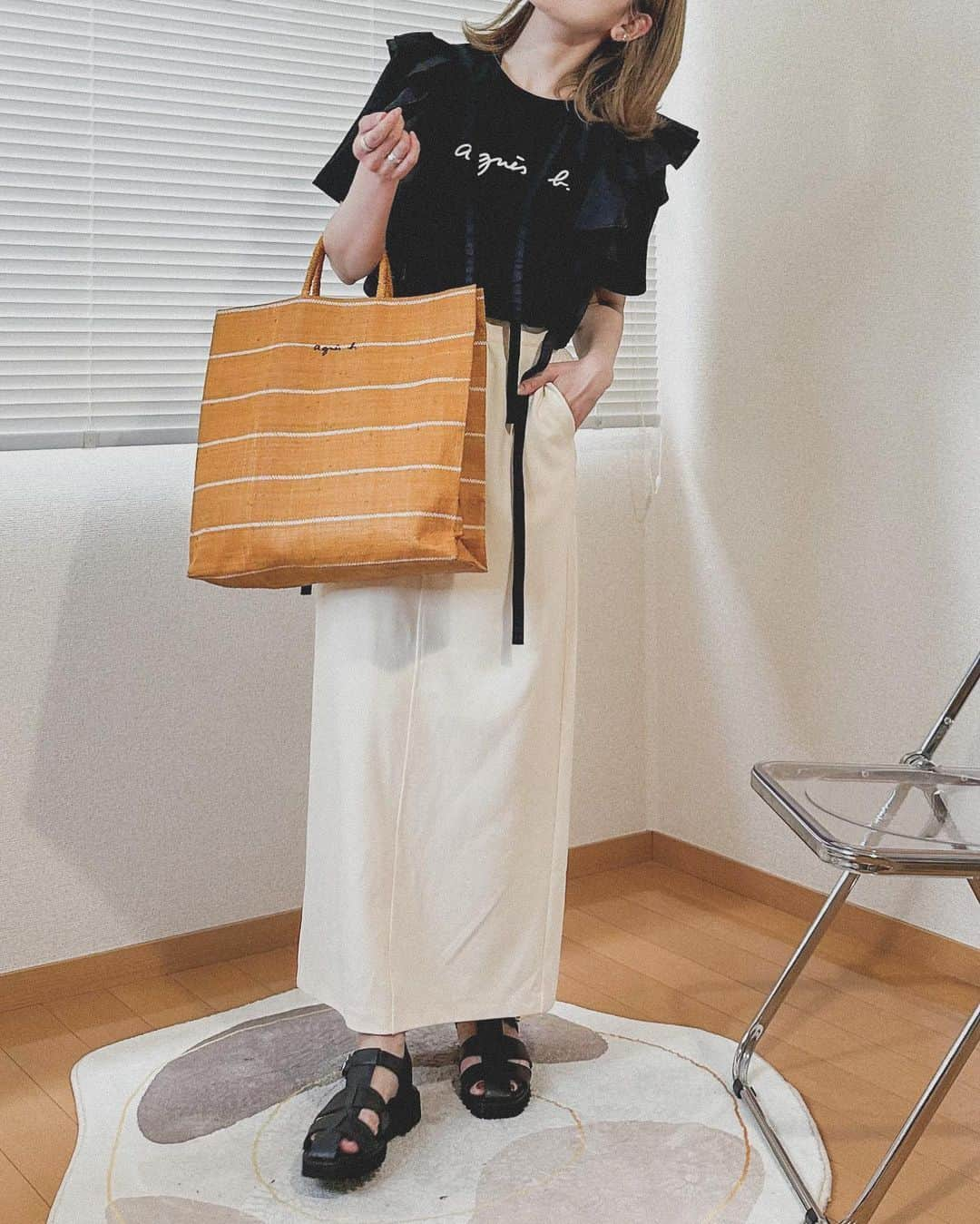 かほこ。さんのインスタグラム写真 - (かほこ。Instagram)「ㅤㅤㅤㅤㅤㅤㅤㅤㅤㅤㅤㅤㅤ ㅤㅤㅤㅤㅤㅤㅤㅤㅤㅤㅤㅤㅤ T-shirt & bag : #agnesb vest & sandals : #adametrope skirt : #urbanresearch ㅤㅤㅤㅤㅤㅤㅤㅤㅤㅤㅤㅤㅤ Tシャツと同化してしまって見づらいですが、、 ロゴTにフリルのベストを重ねて雰囲気を変えました🥰 ㅤㅤㅤㅤㅤㅤㅤㅤㅤㅤㅤㅤㅤ このベスト、違うノースリーブとセットになってたアイテムですが夏はTシャツに、冬はタートルネックに、いろいろ合わせて使ってます💕 ㅤㅤㅤㅤㅤㅤㅤㅤㅤㅤㅤㅤㅤ #kaho_fashion」6月16日 21時19分 - xxokohakxx