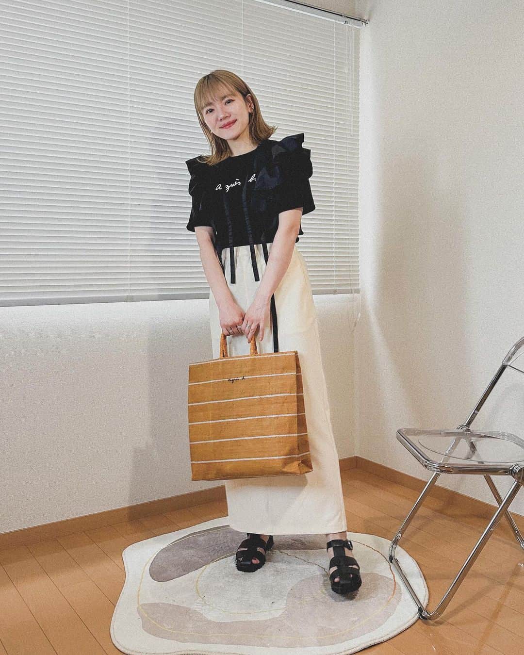 かほこ。のインスタグラム：「ㅤㅤㅤㅤㅤㅤㅤㅤㅤㅤㅤㅤㅤ ㅤㅤㅤㅤㅤㅤㅤㅤㅤㅤㅤㅤㅤ T-shirt & bag : #agnesb vest & sandals : #adametrope skirt : #urbanresearch ㅤㅤㅤㅤㅤㅤㅤㅤㅤㅤㅤㅤㅤ Tシャツと同化してしまって見づらいですが、、 ロゴTにフリルのベストを重ねて雰囲気を変えました🥰 ㅤㅤㅤㅤㅤㅤㅤㅤㅤㅤㅤㅤㅤ このベスト、違うノースリーブとセットになってたアイテムですが夏はTシャツに、冬はタートルネックに、いろいろ合わせて使ってます💕 ㅤㅤㅤㅤㅤㅤㅤㅤㅤㅤㅤㅤㅤ #kaho_fashion」