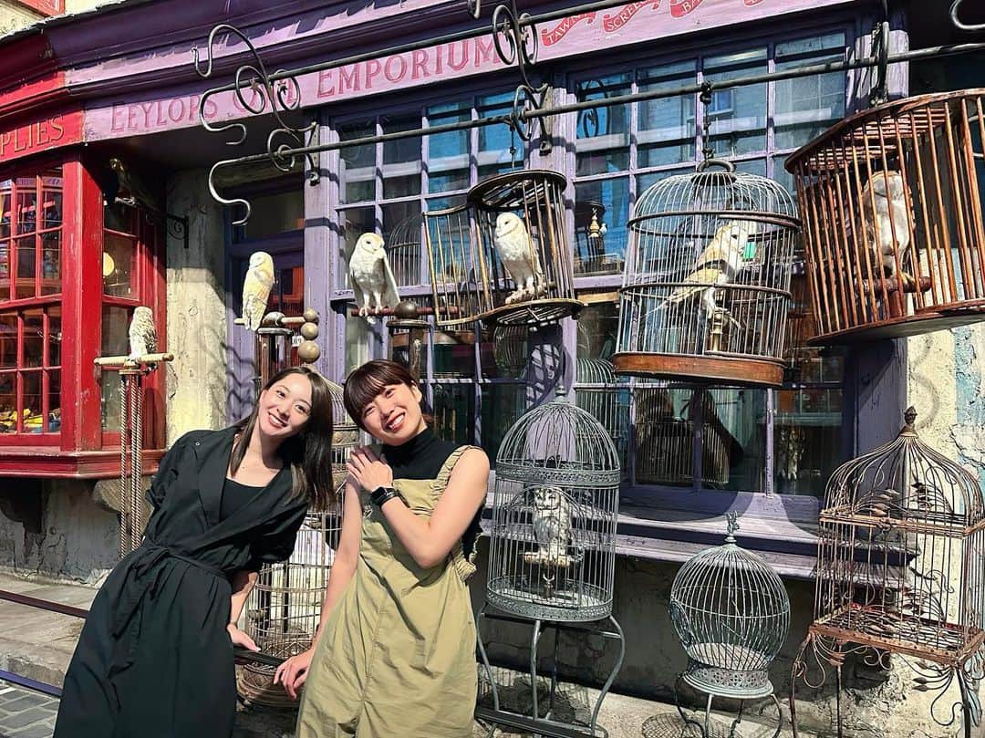 岩垂かれんのインスタグラム：「🪄🦉💌 ハリーポッタースタジオツアー東京 ひと足お先に体験してきました🧙‍♀️ (はしゃぎ過ぎて五十肩再発した20代後半のともだちと) 2枚目はドッキリです(ウソ)  実は6年前に本場ロンドンのスタジオツアーに 行ったことがあったんだけど わたしは断然東京の方が楽しめました！  想像してるよりとーっても長い時間楽しめるので 歩きやすい靴でいくことをお勧めいたします。 とにかく視界が終始幸せでした🤗  バタービールはUSJとは味が違うらしいです🍺🪄  #メイキングオブハリーポッター #ハリポタツアー #ハリポタツアー東京 #harrypotter #harrypottertokyo  #スタジオツアー東京 @wbtourtokyo」