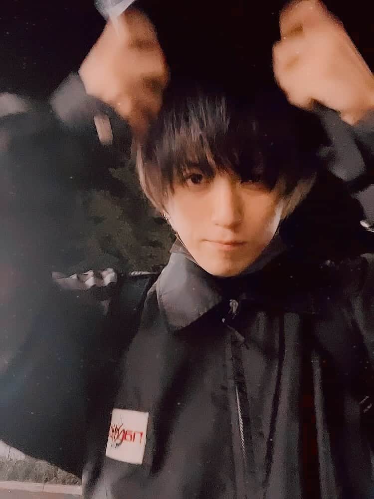 水野ギイのインスタグラム：「髪を切った報告しようと思ったのですが後で改めて見たらなにも変わってなかったのでヘルメットにぶち込んで帰りました」
