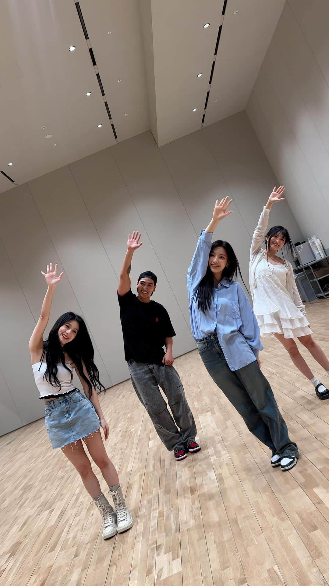 Mnetのインスタグラム：「#menow 로 딥딥 다이브 ( ◠‿◠ ˙) #새롬 #SAEROM #하영 #HAYOUNG #서연 #SEOYEON with #백호 #BAEKHO @this_is_baekho #fromis_9 #프로미스나인 #flover」