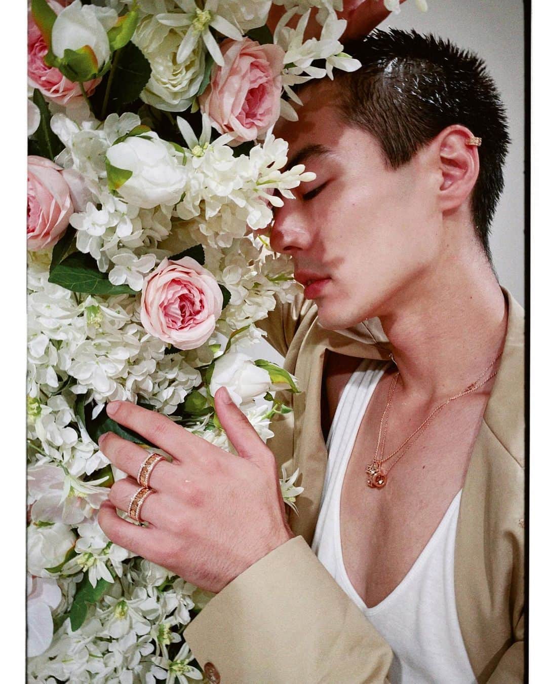 岩崎拓馬のインスタグラム：「💐💍💐💍 . . DAMIANI "Say Yes With Damiani"  @damianiofficial  ダミアーニのブライダルフェアへ💐  チョイスしたのは ピンクゴールドのジュエリー💎  永遠の幸せが訪れるフラワーアーチ お気に入り素敵なアートと📸💐💗  ブライダルフェアは ７月２日まで開催中なので ダミアーニ銀座タワーへ 是非遊びにいってみてください❤️ . . #Damiani #SayYesWithDamiani #ダミアーニ #happytime」